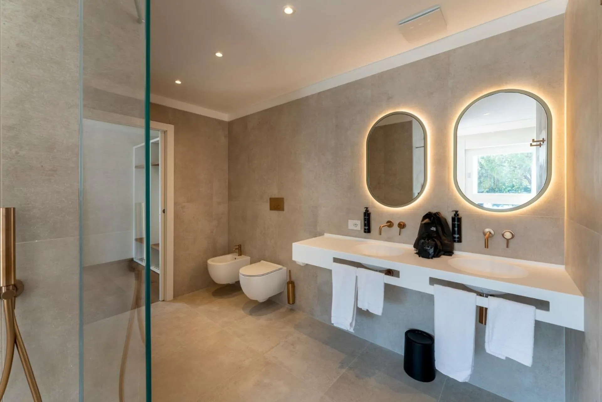 Bathroom in Hi Hotels Sirmione - Lakeview Pool