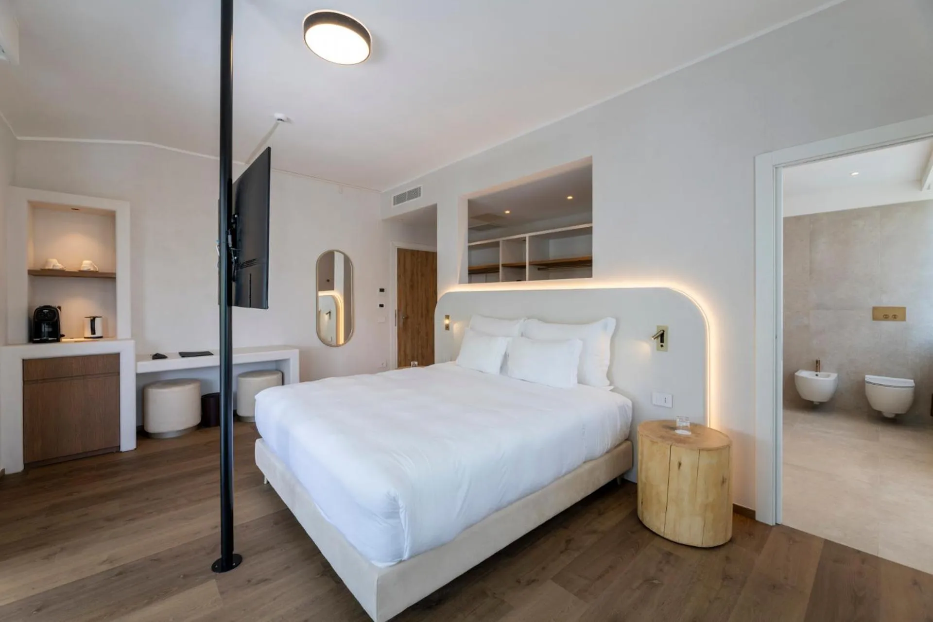 Bed in Hi Hotels Sirmione - Lakeview Pool