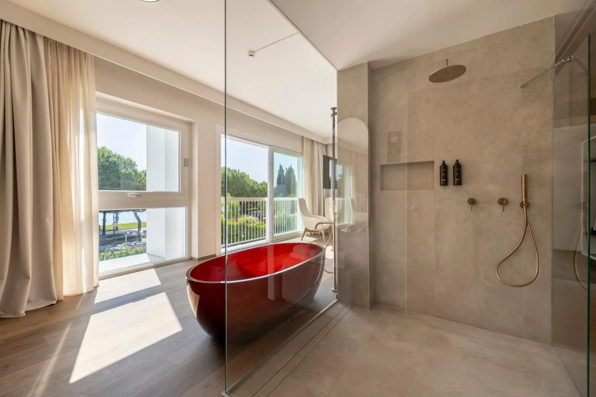 Bath in Hi Hotels Sirmione - Lakeview Pool