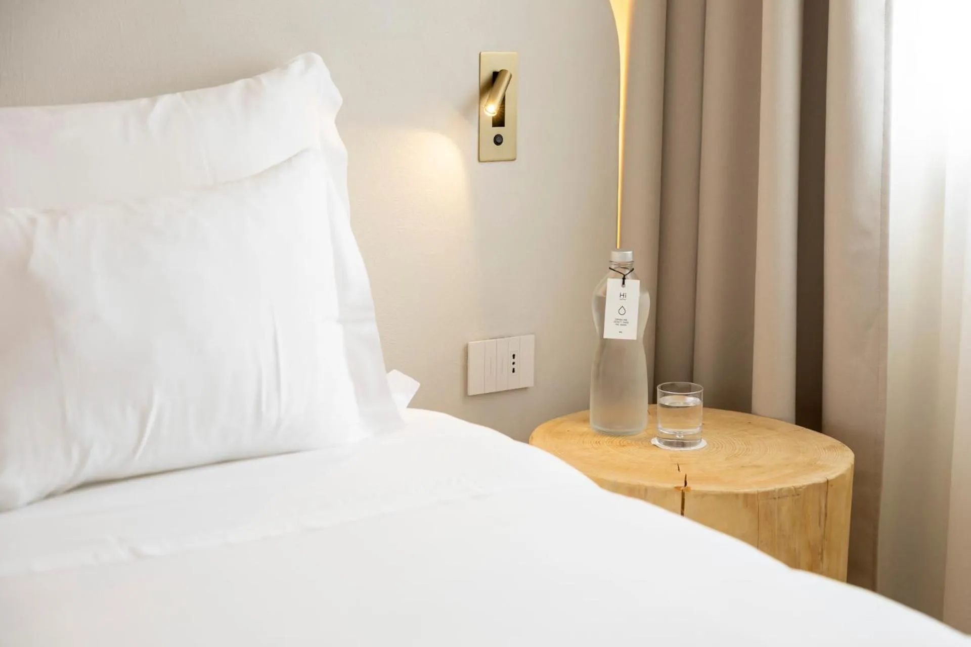 Bed in Hi Hotels Sirmione - Lakeview Pool