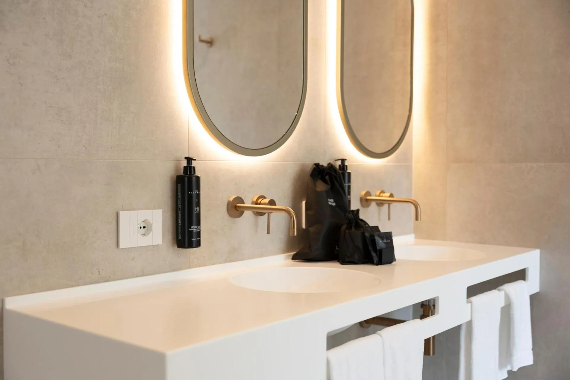 Bathroom in Hi Hotels Sirmione - Lakeview Pool