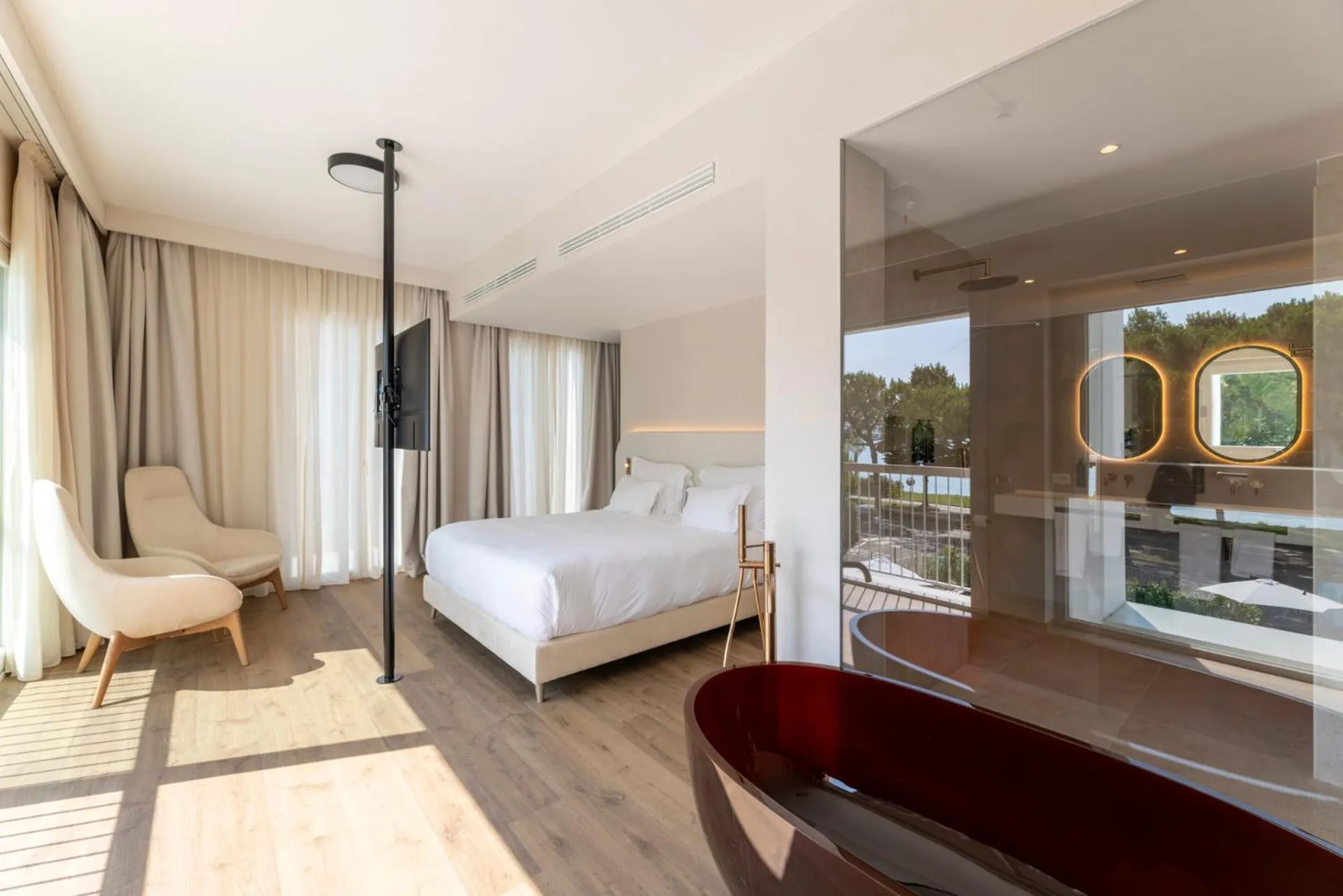 Living room, Bed in Hi Hotels Sirmione - Lakeview Pool