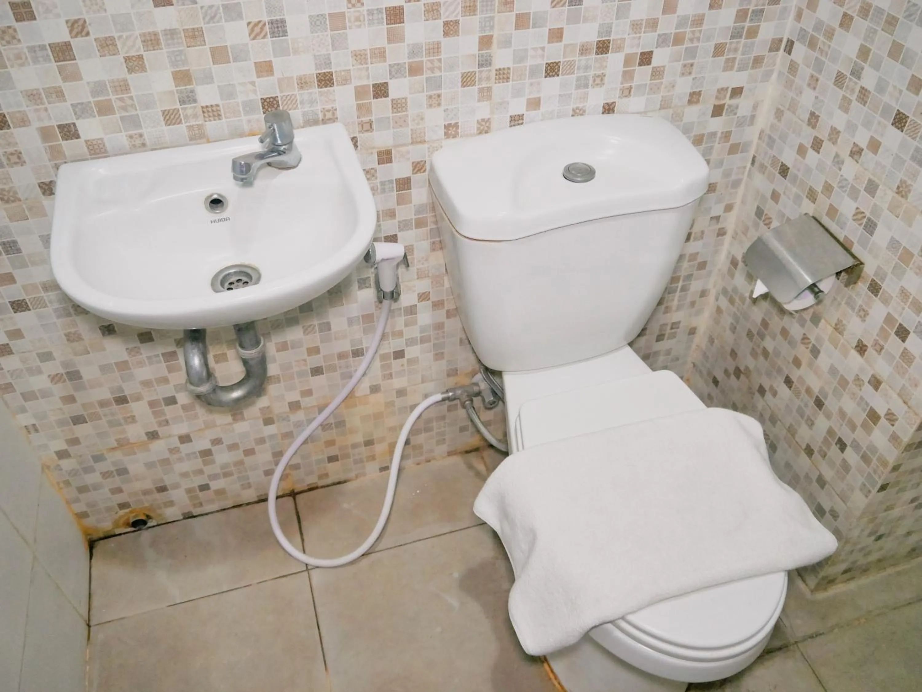 Toilet in Tentrem BS Residence