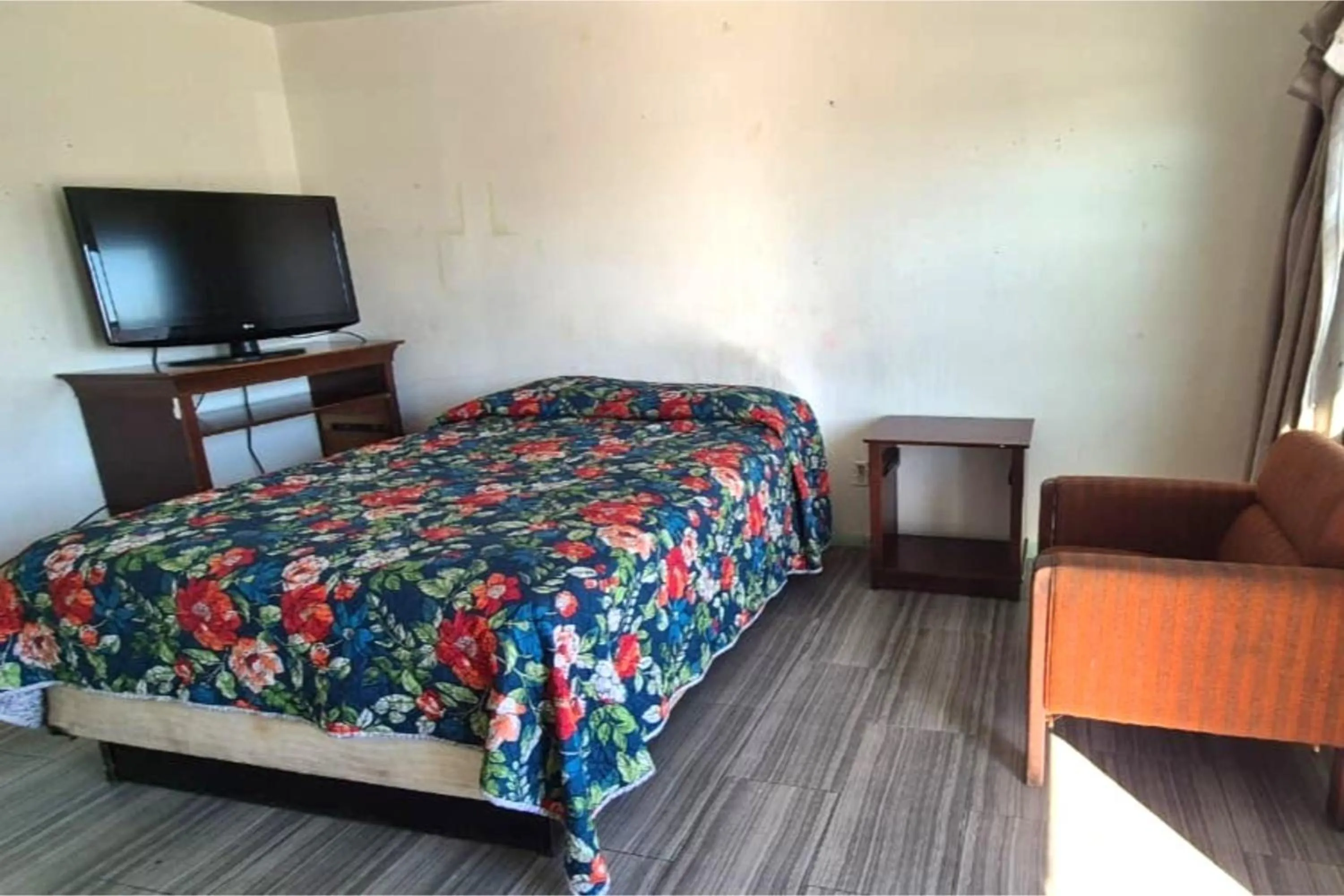 Bed in Base Motel By OYO South Tampa