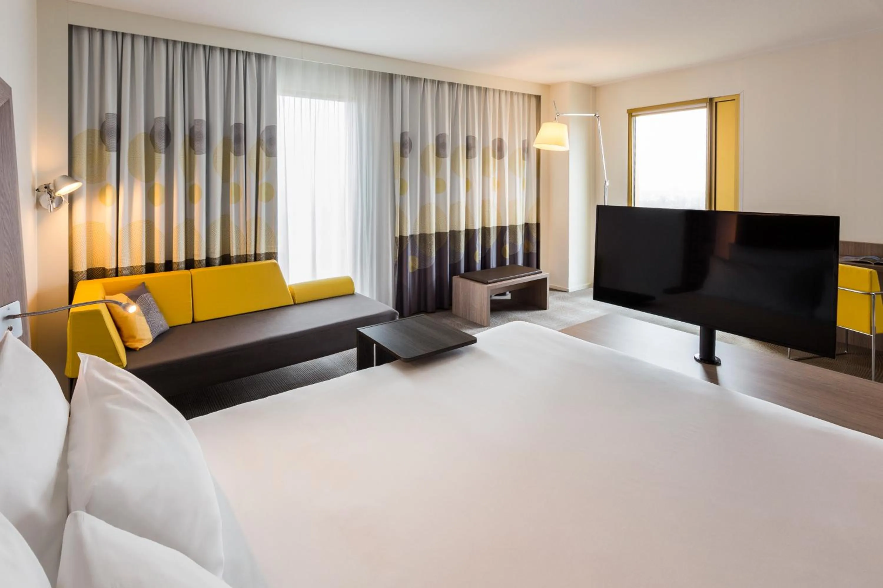 Communal lounge/ TV room, Bed in Novotel Amsterdam Schiphol Airport