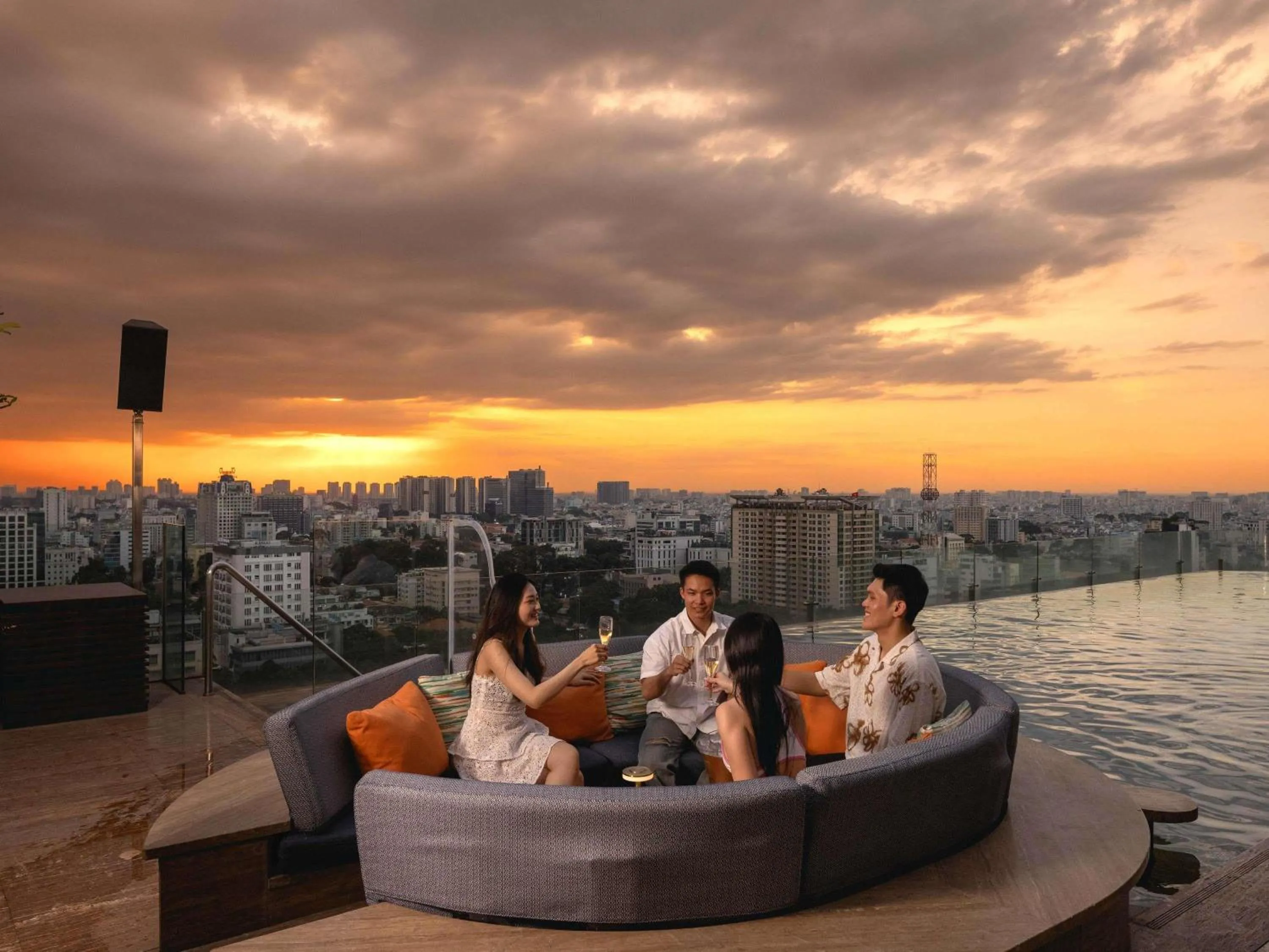 Lounge or bar in Hotel Des Arts Saigon Mgallery Collection