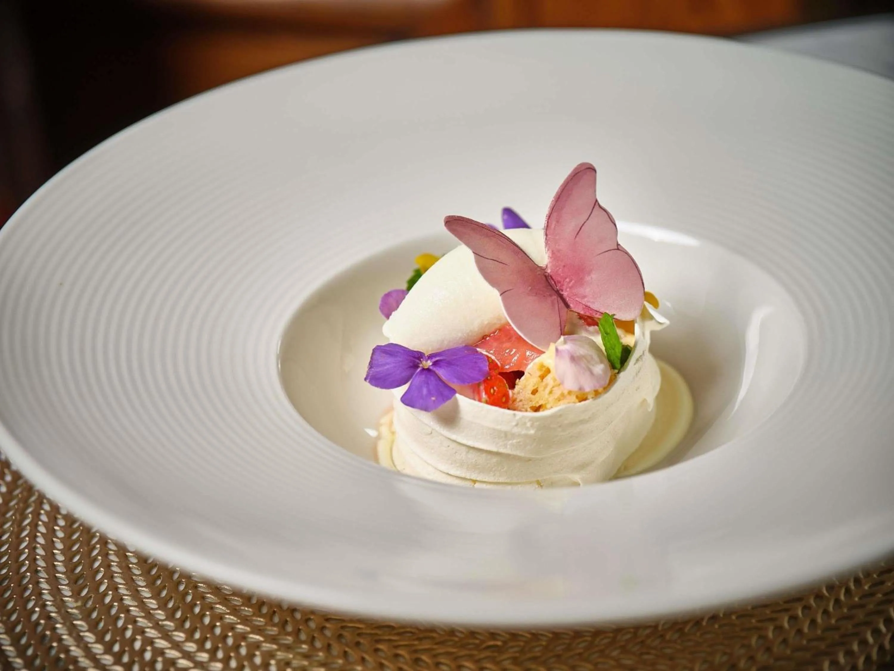 Restaurant/places to eat in Hotel Des Arts Saigon Mgallery Collection