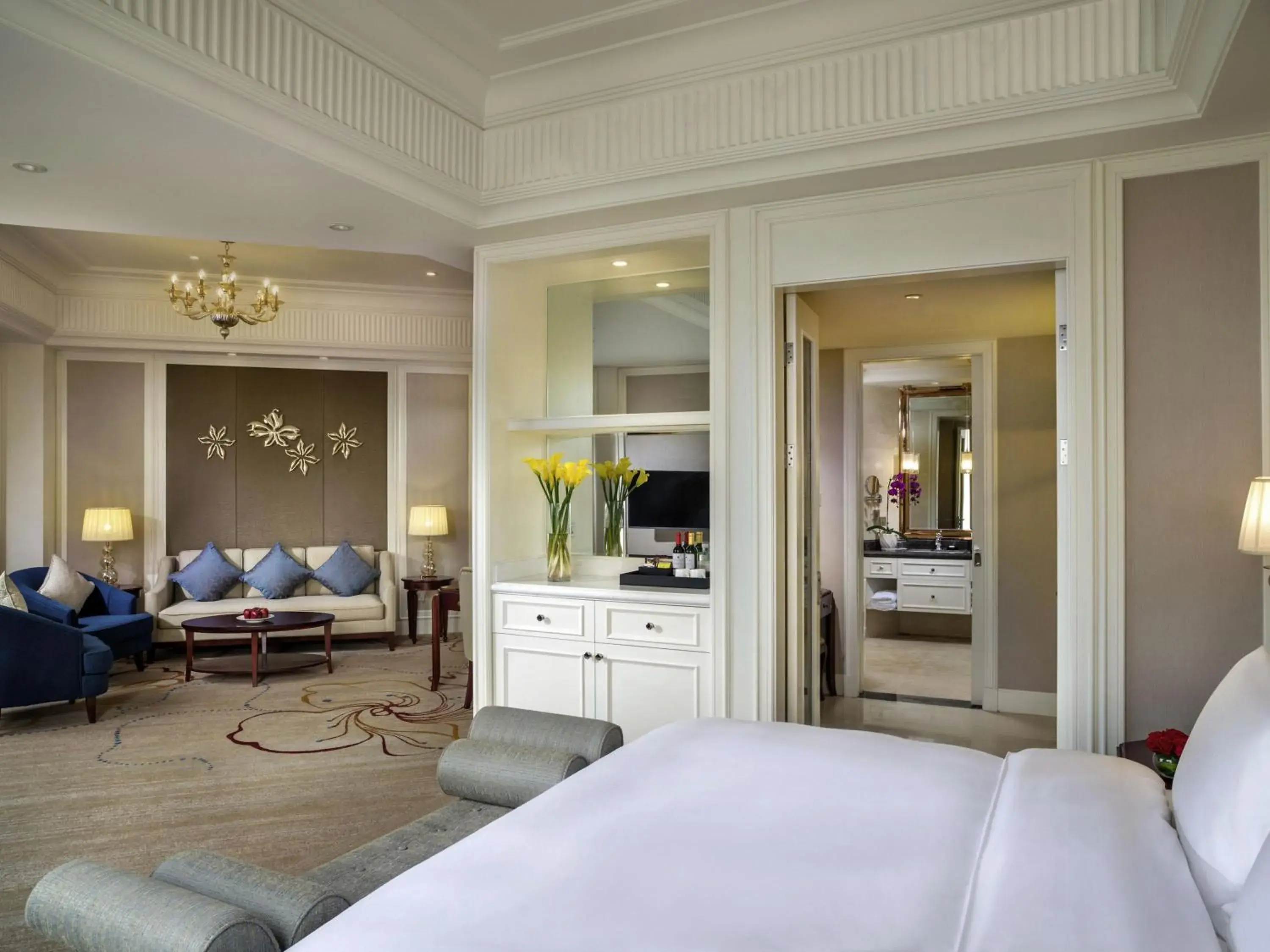 Junior King Suite - Corner Room/Club Access in Sofitel Xining Junior King Suite - Corner Room/Club Access in Sofitel Xining