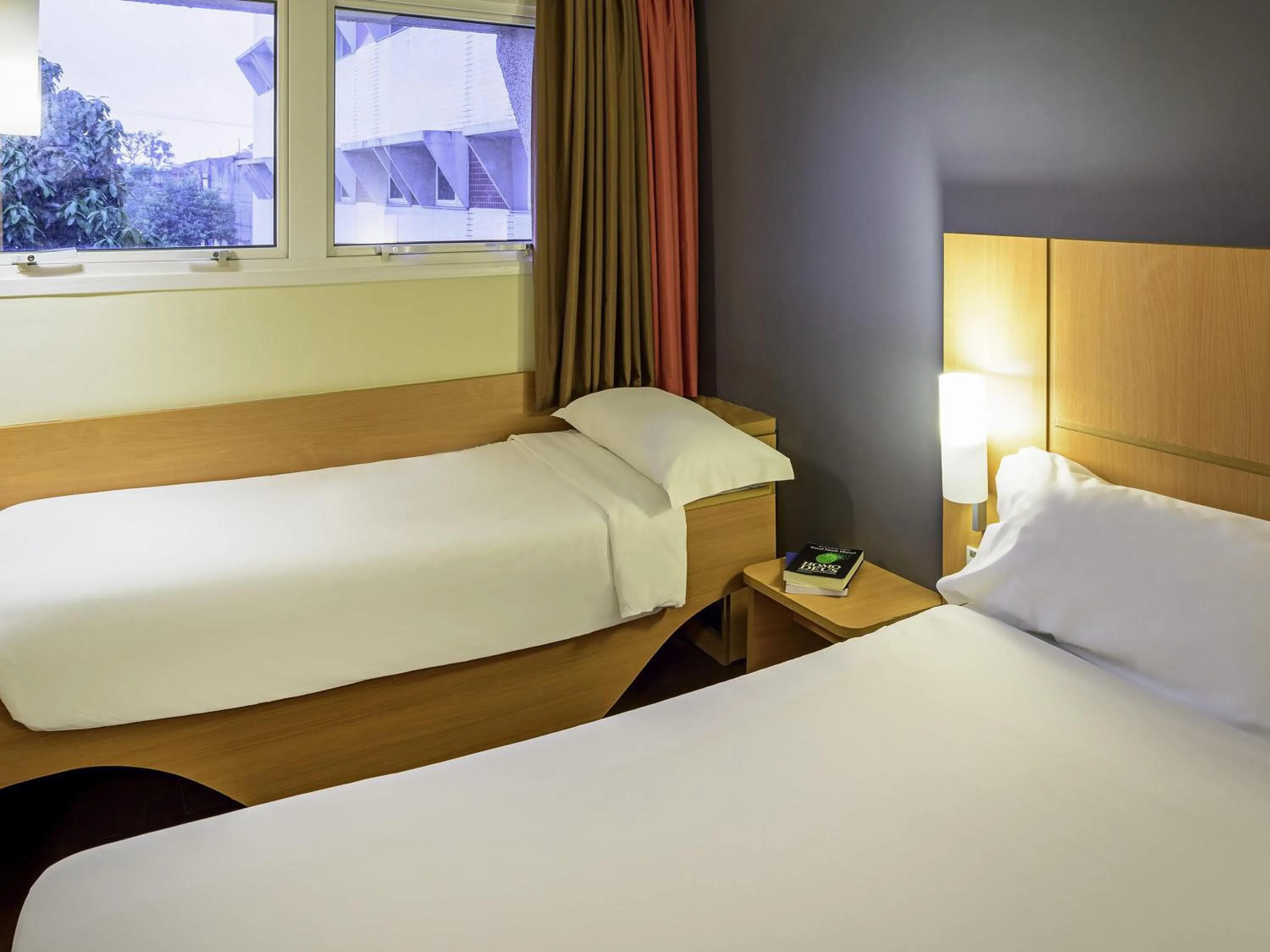 Bedroom, Bed in ibis Belem Aeroporto