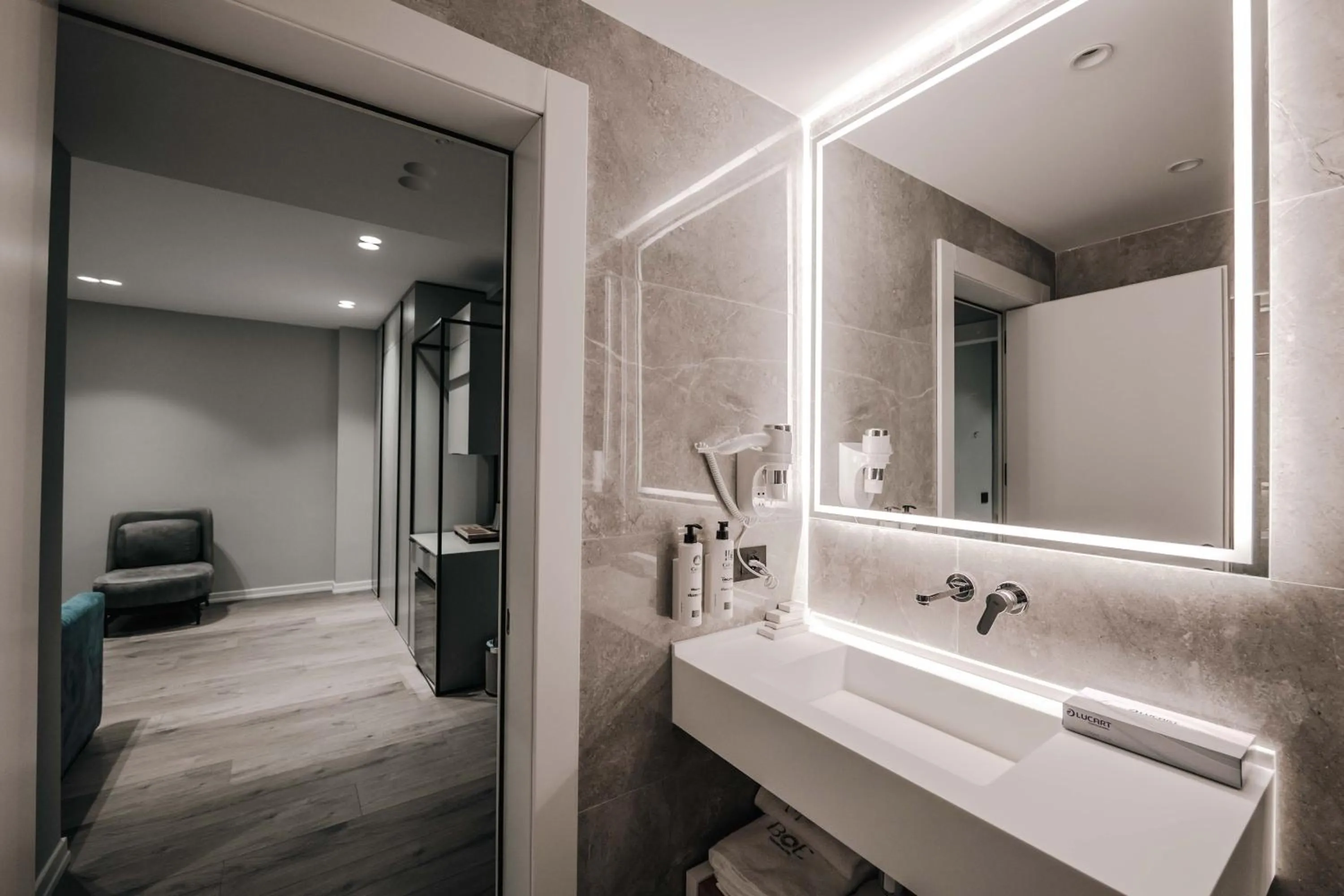 Shower in Boe Luxury Hotel