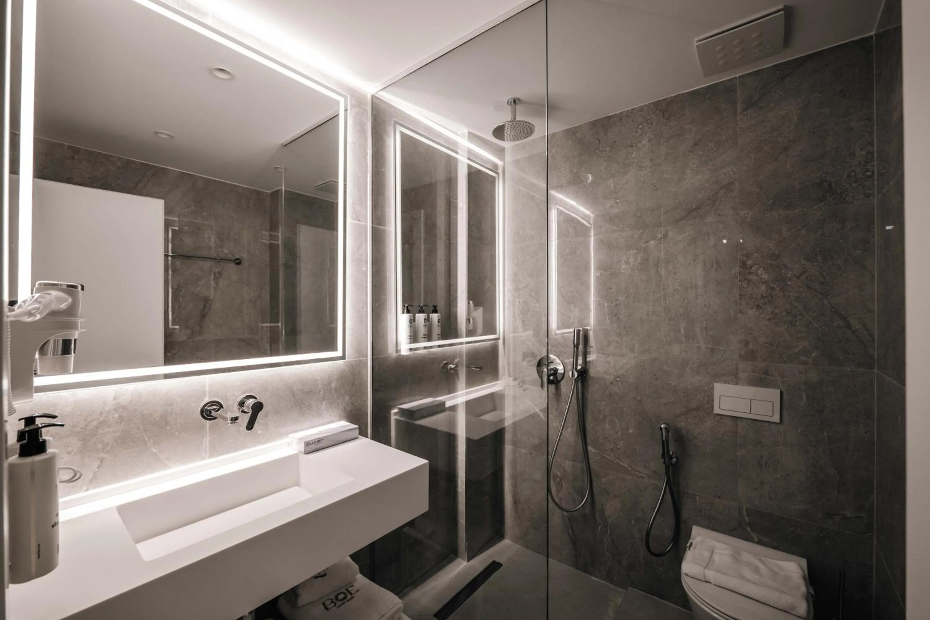 Shower in Boe Luxury Hotel