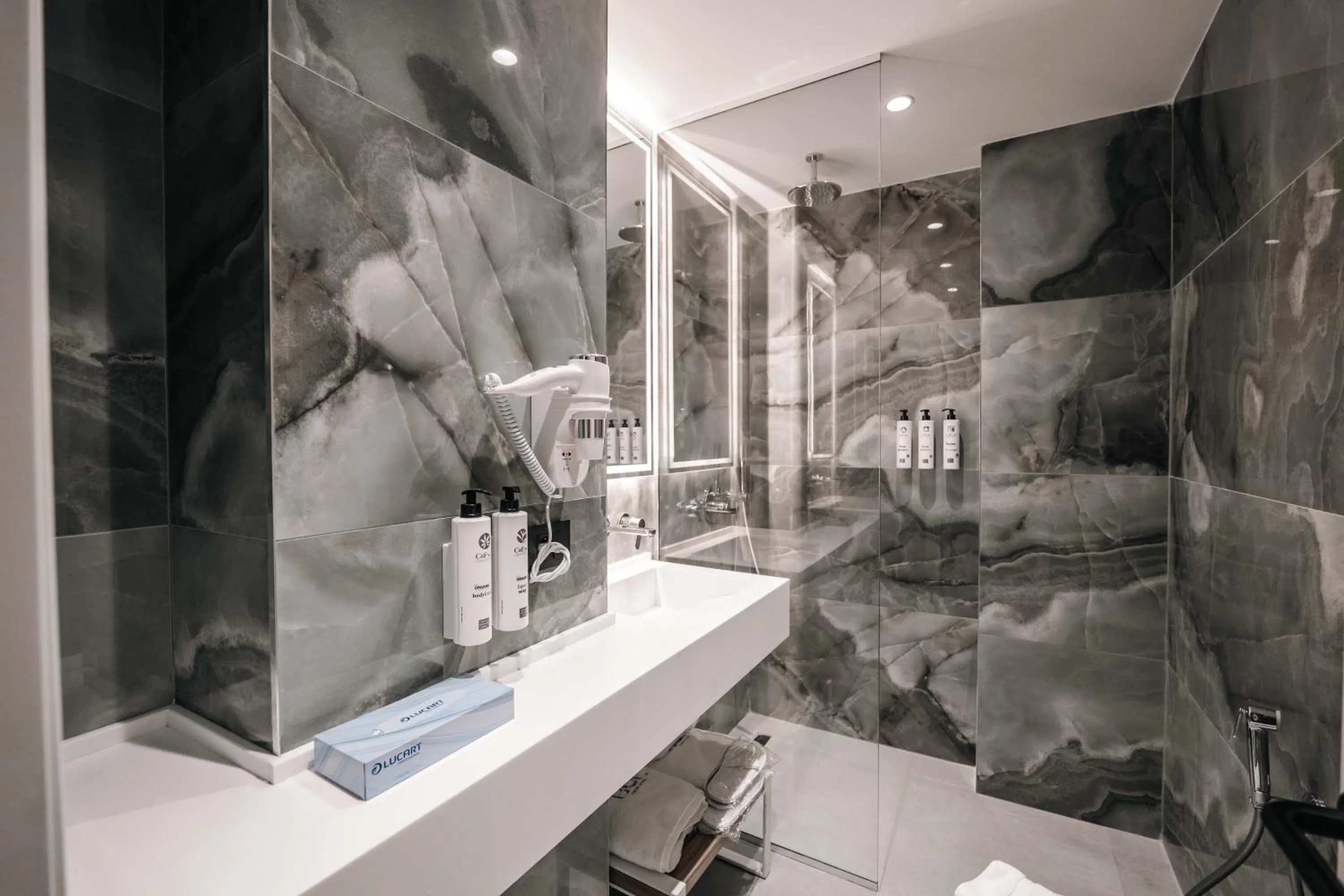 Shower in Boe Luxury Hotel