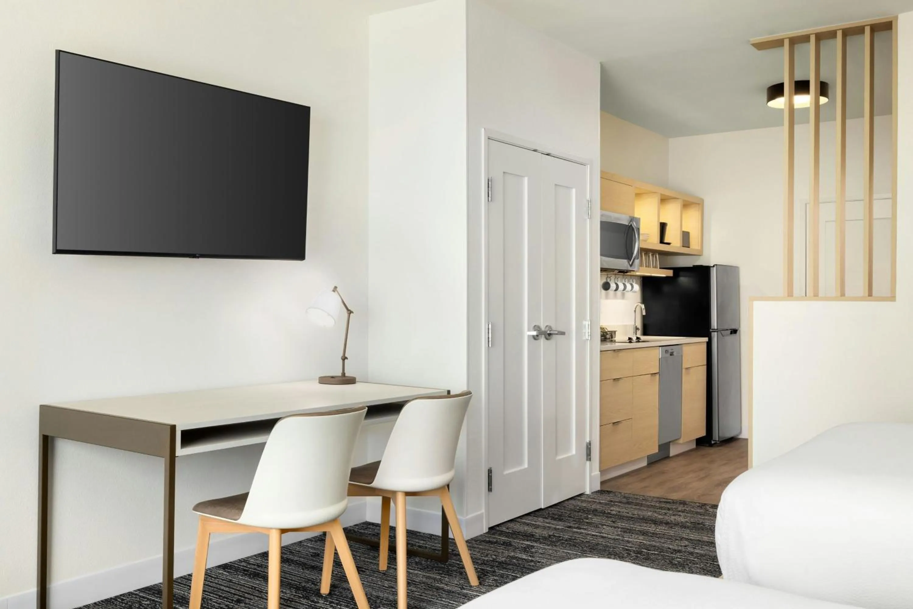 Kitchen or kitchenette, Bed in TownePlace Suites by Marriott Humble Intercontinental Airport