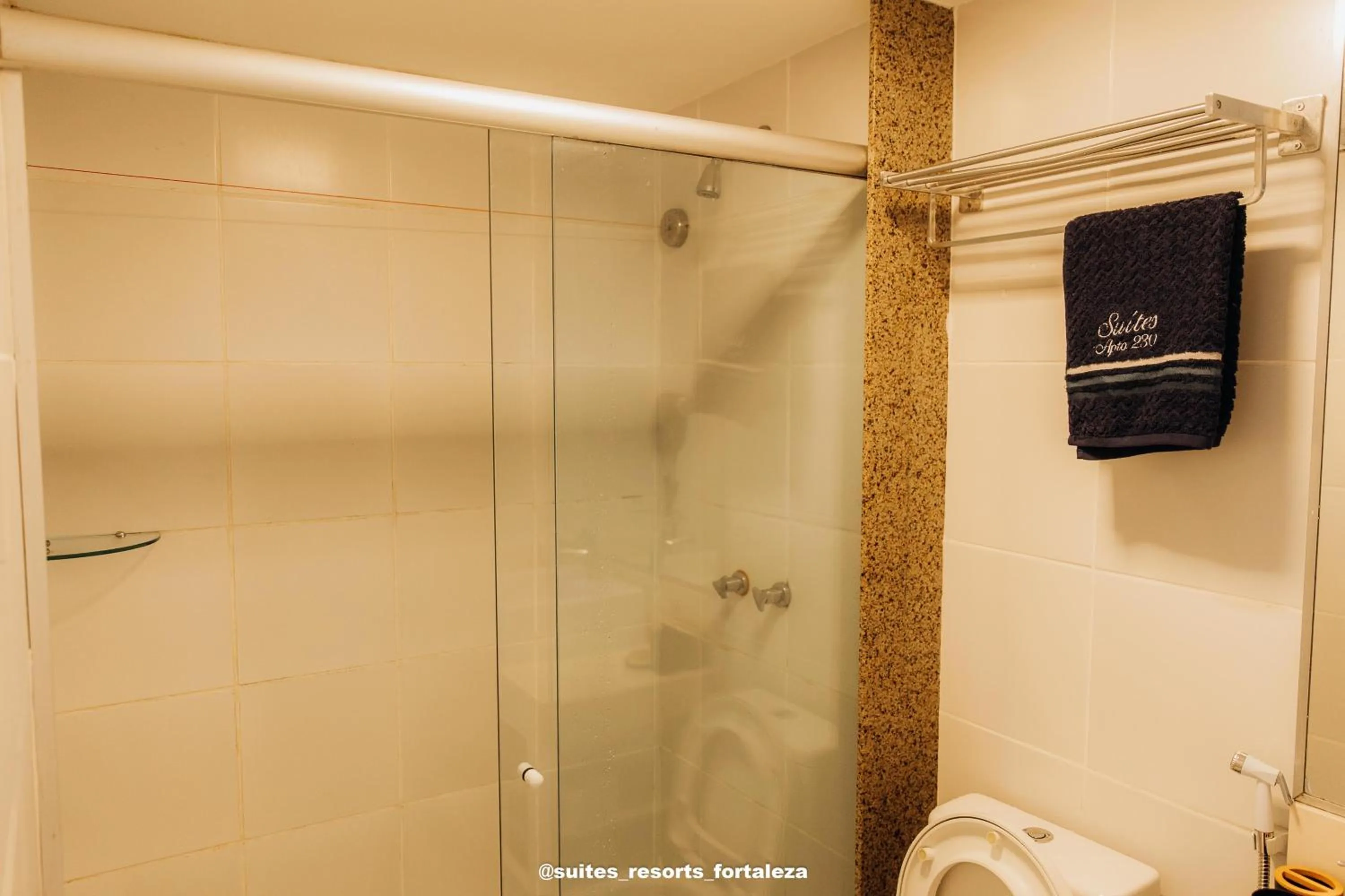 Toilet in Apartamento - Pé na areia - Ao lado do parque aquático - Administrado por Anfitrião