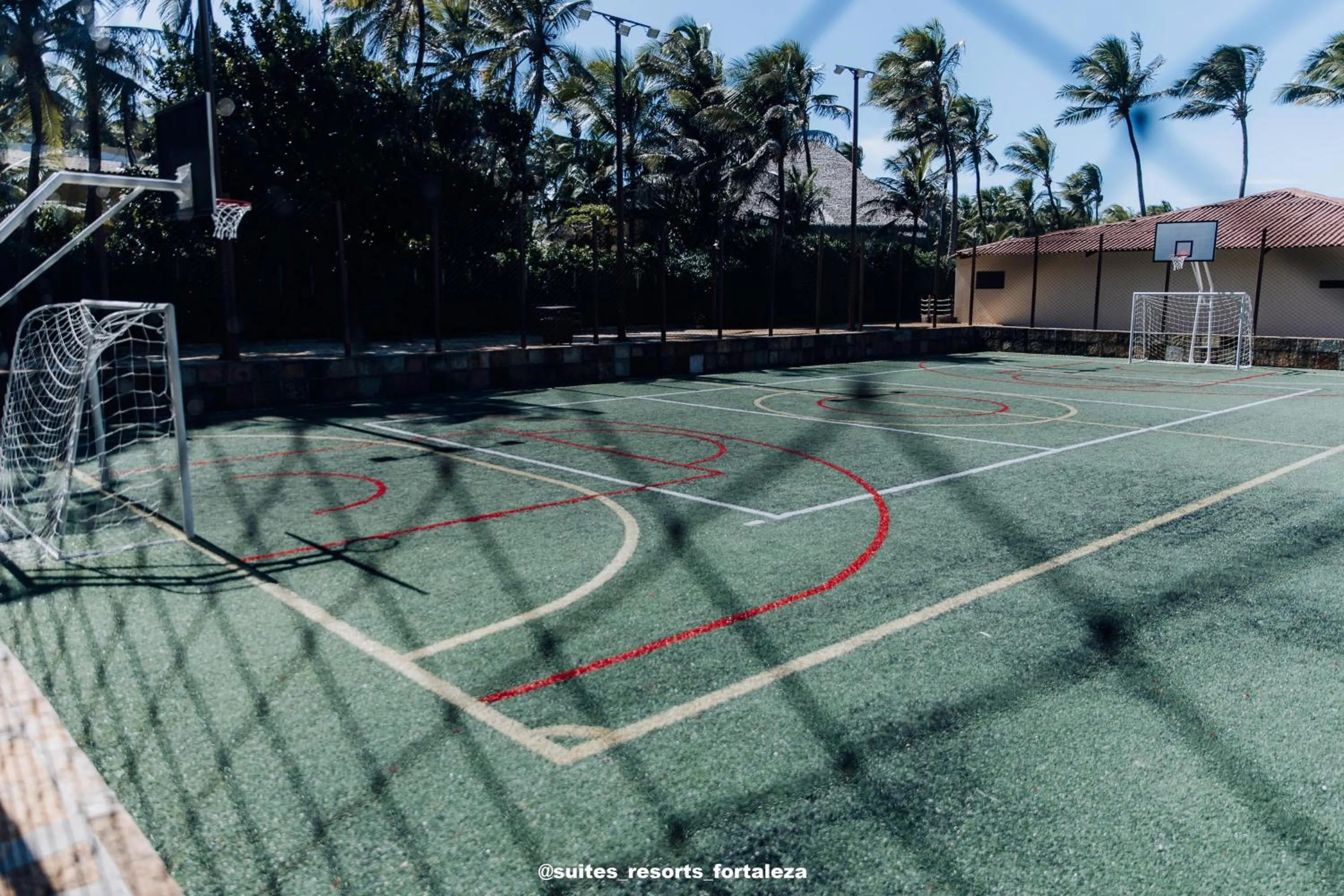 Tennis court in Apartamento - Pé na areia - Ao lado do parque aquático - Administrado por Anfitrião