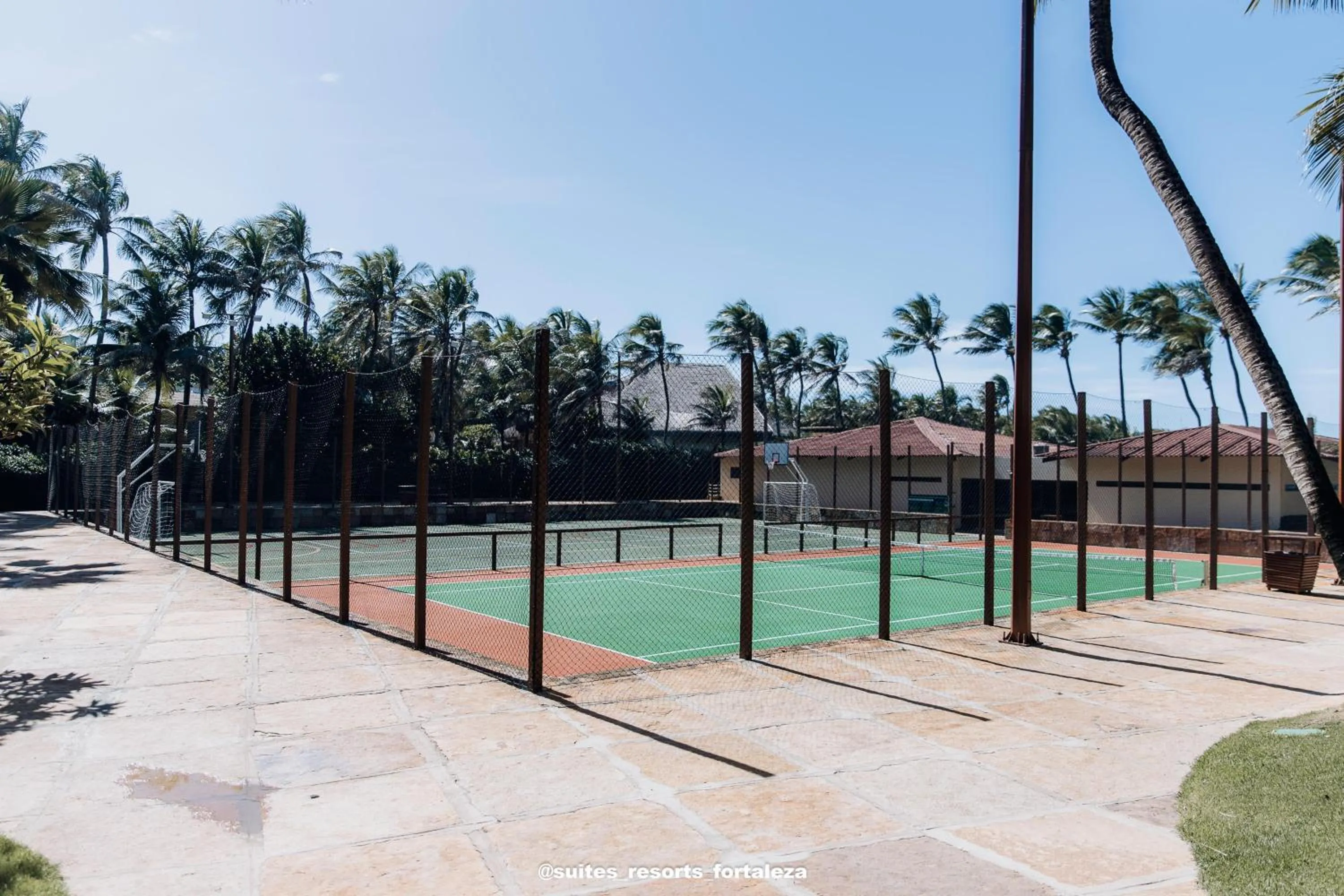 Tennis court in Apartamento - Pé na areia - Ao lado do parque aquático - Administrado por Anfitrião