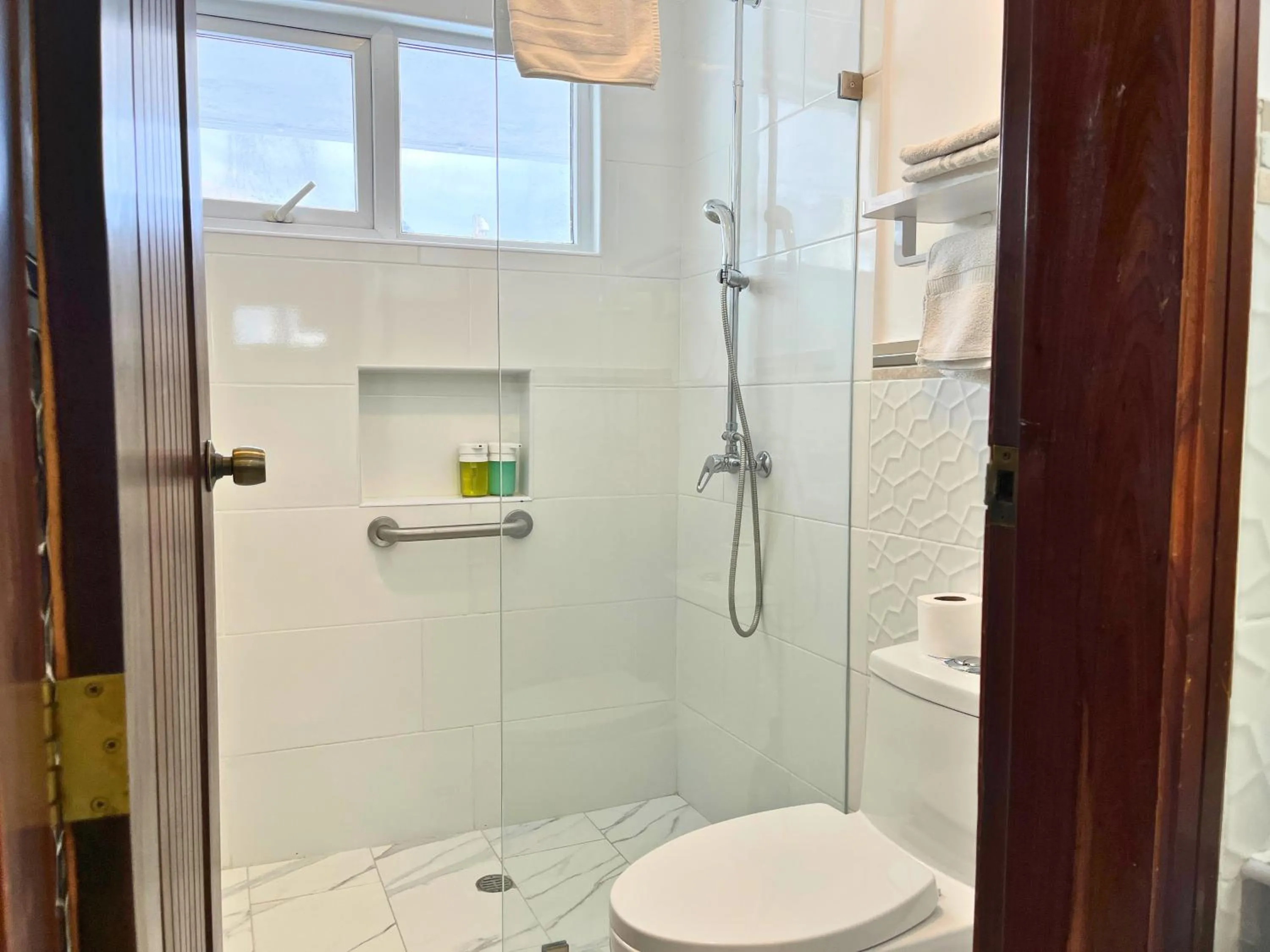 Shower in Casa Hidalgo Ecuador