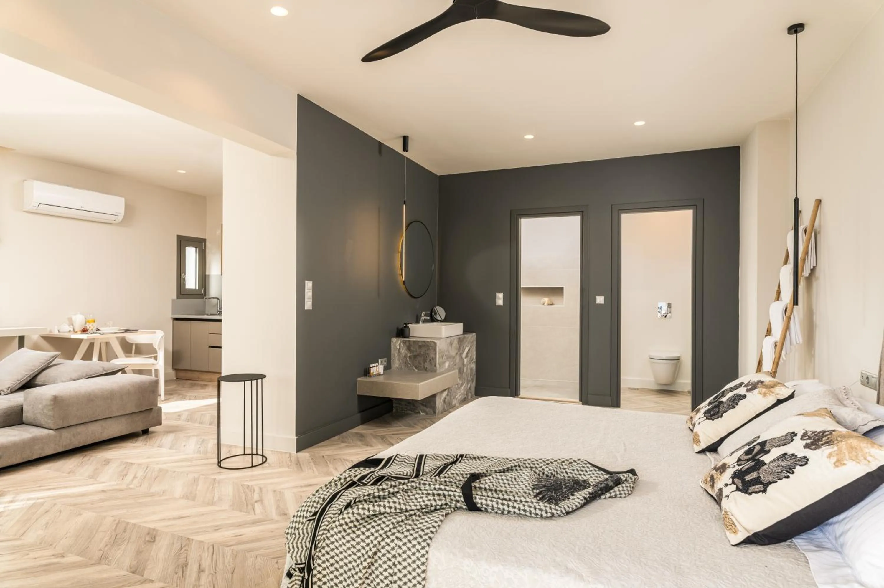 minibar, Bed in Ino Hotel & Suites