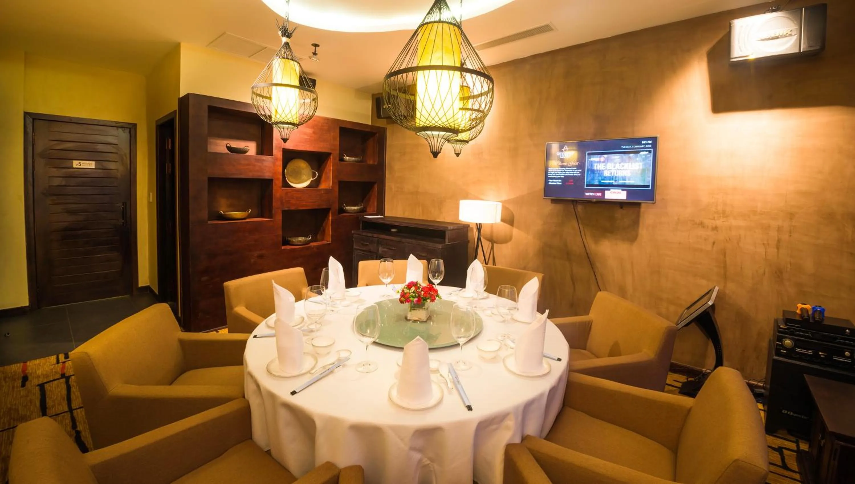 Restaurant/places to eat in Almond Hotel Bassac River