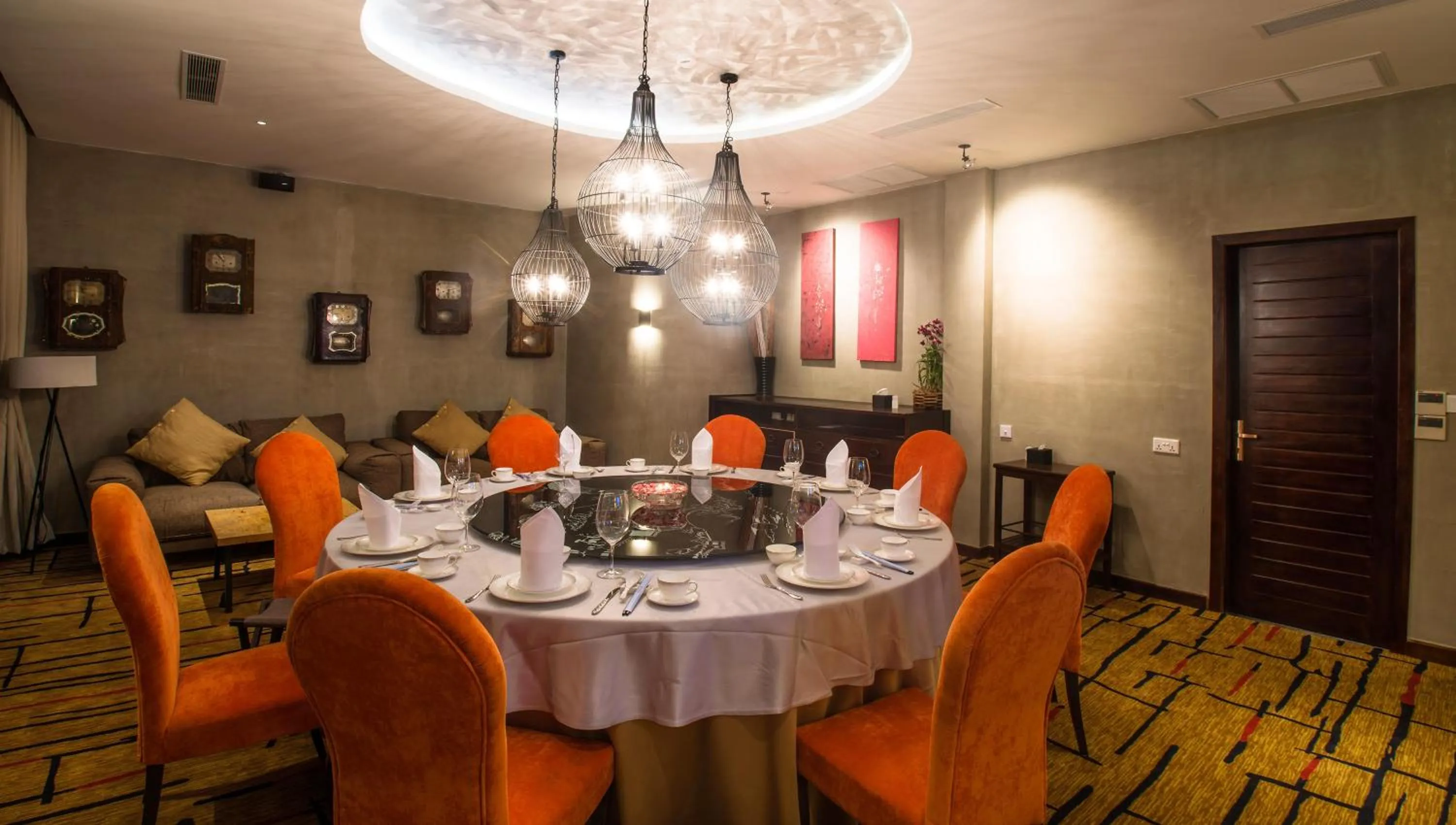 Restaurant/places to eat in Almond Hotel Bassac River