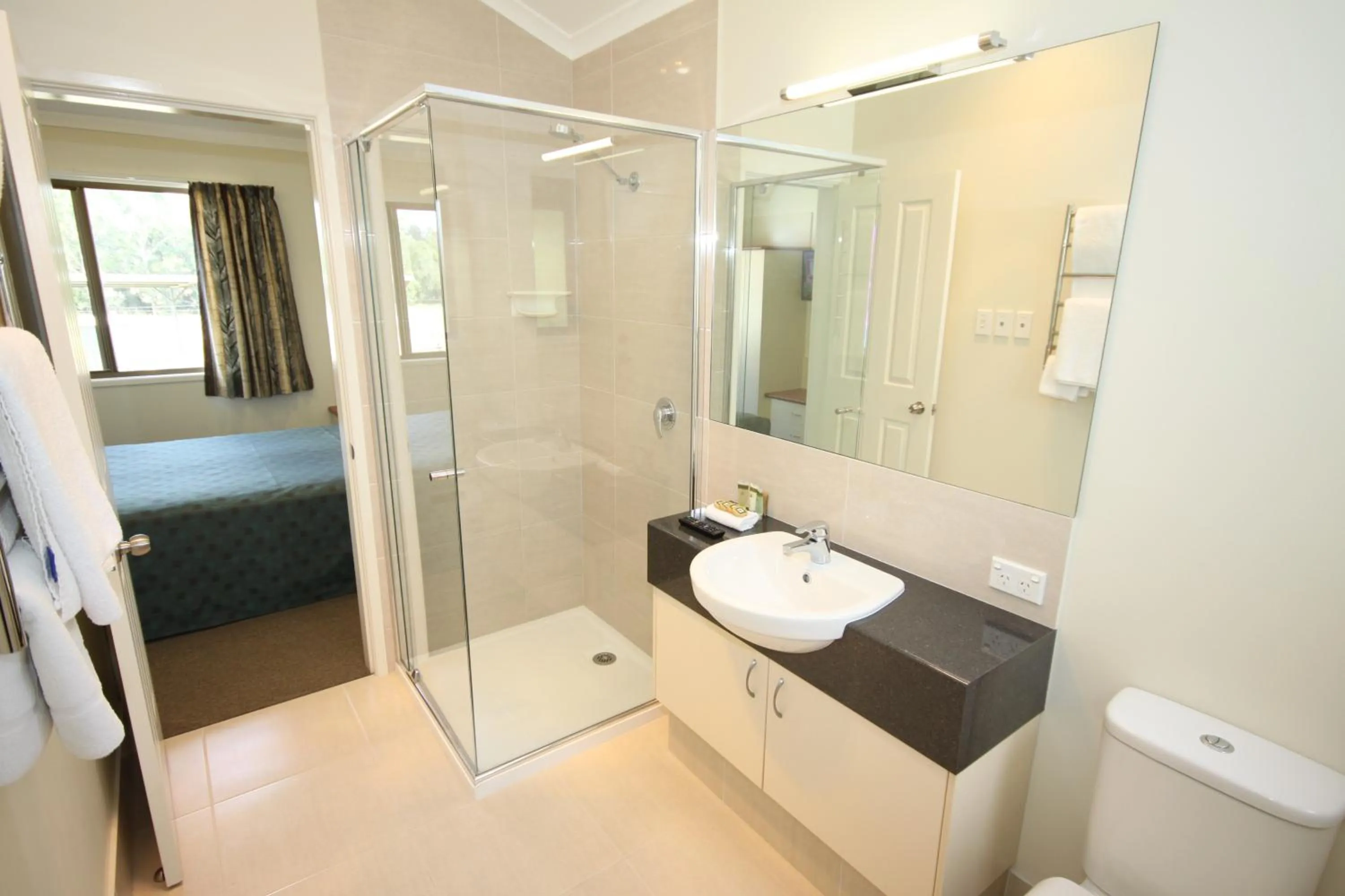 Bathroom, Bed in Brisbane Gateway Resort