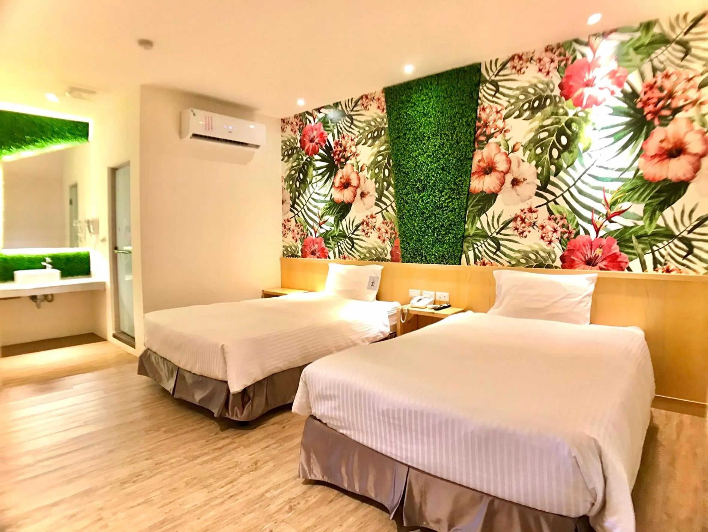 Photo of the whole room, Bed in Martin Wales Inn