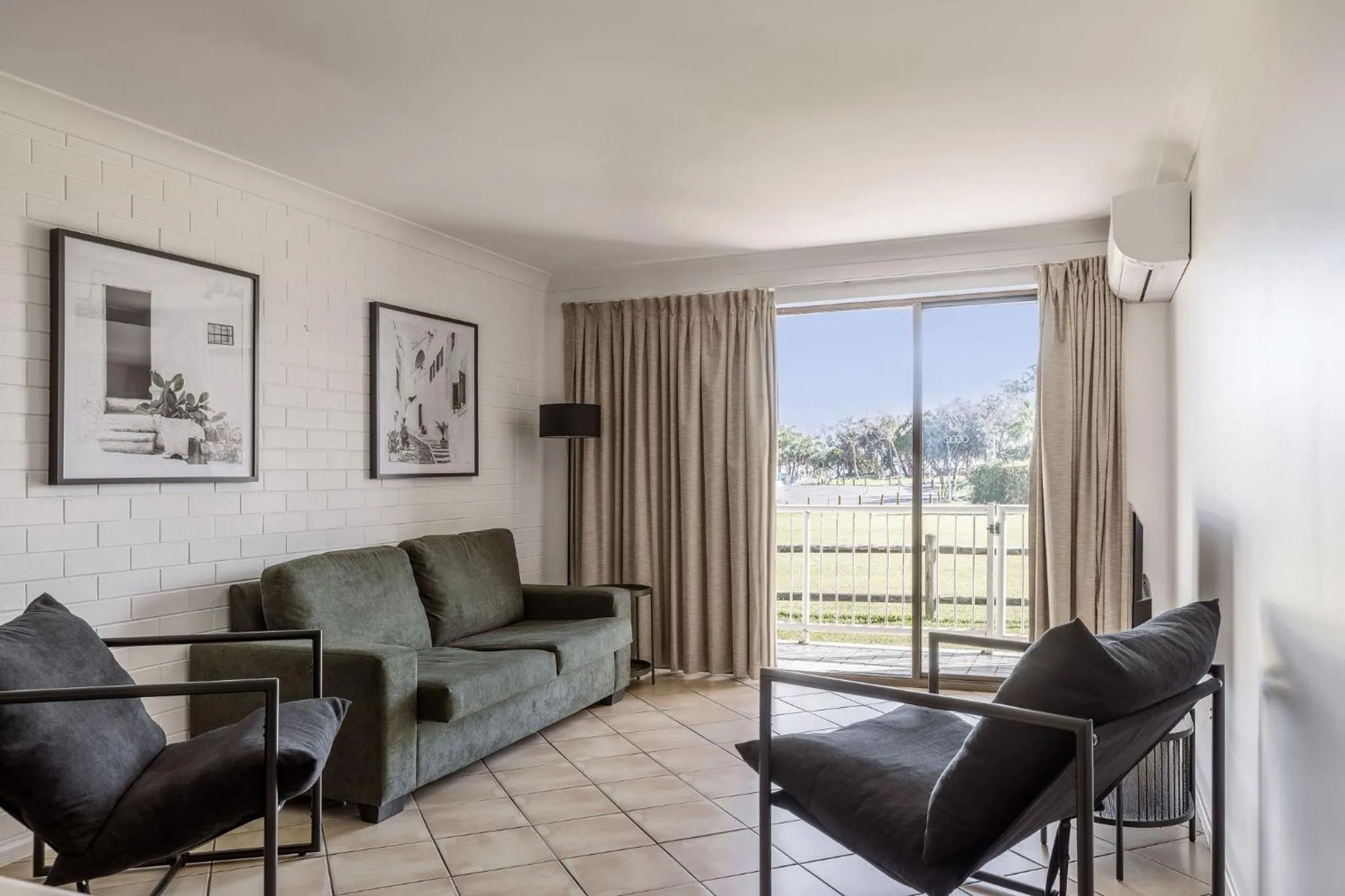 TV and multimedia in Main Beach Apartments