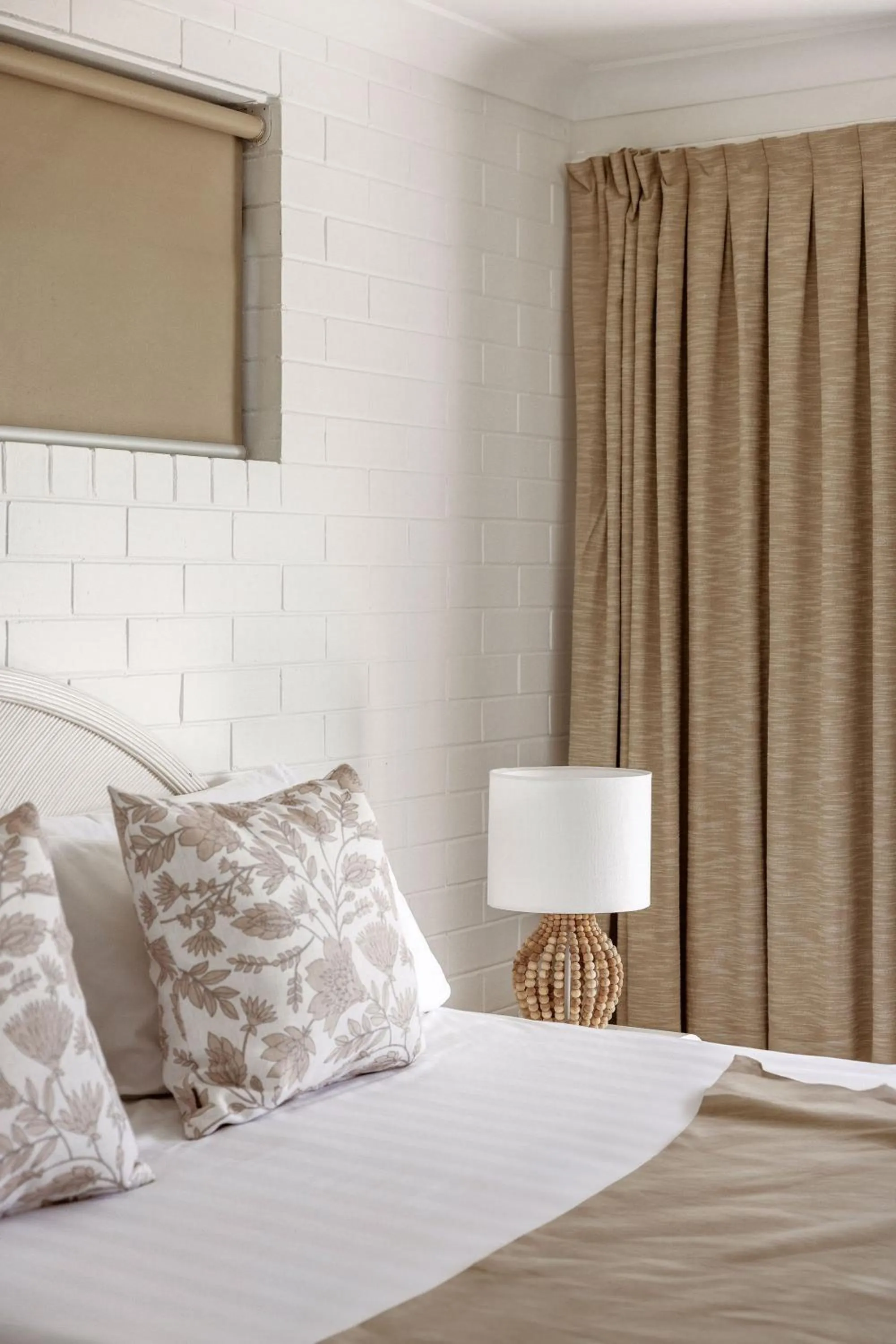 Bedroom, Bed in Main Beach Apartments