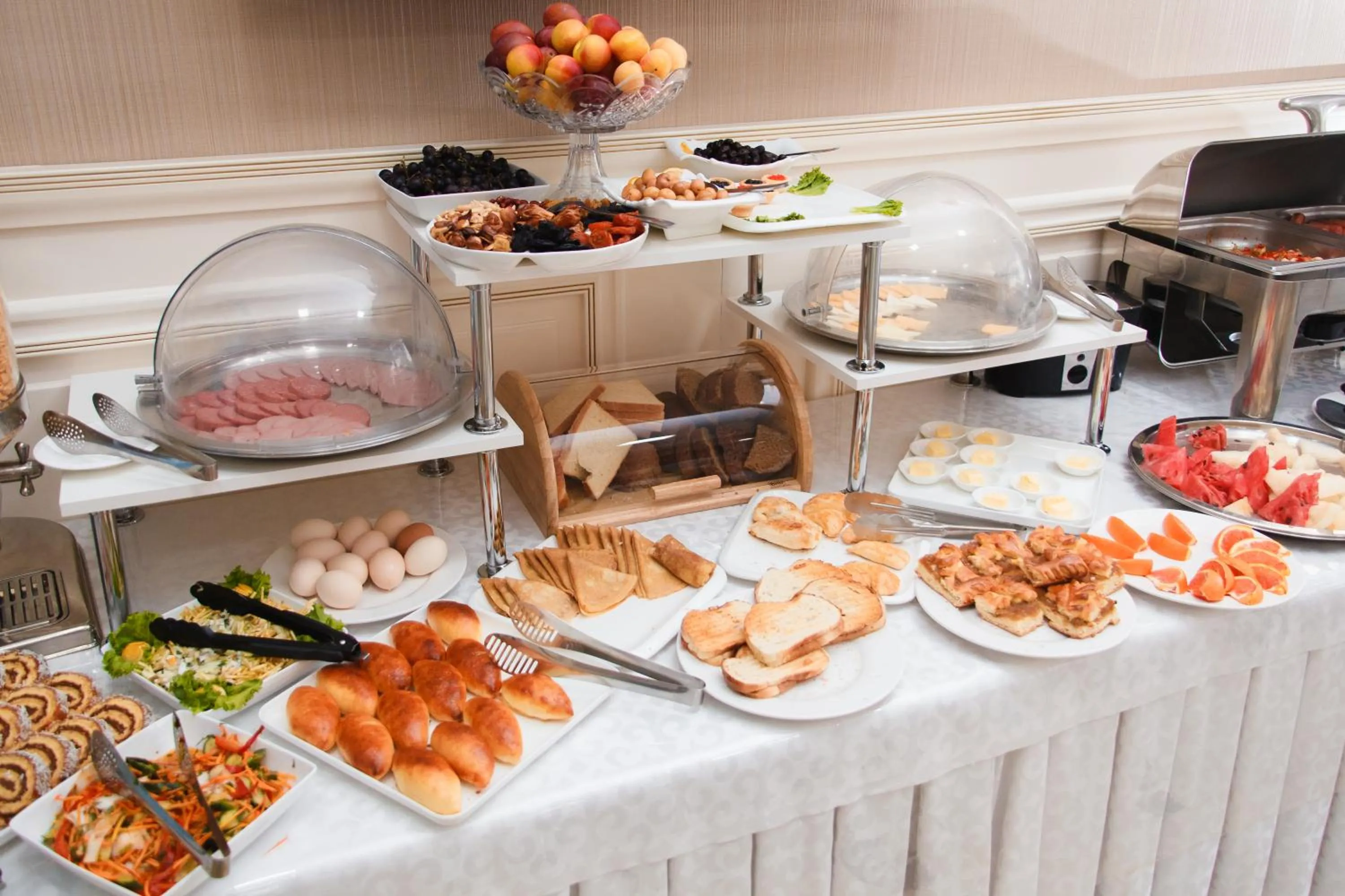 Buffet breakfast in Discovery Hotel