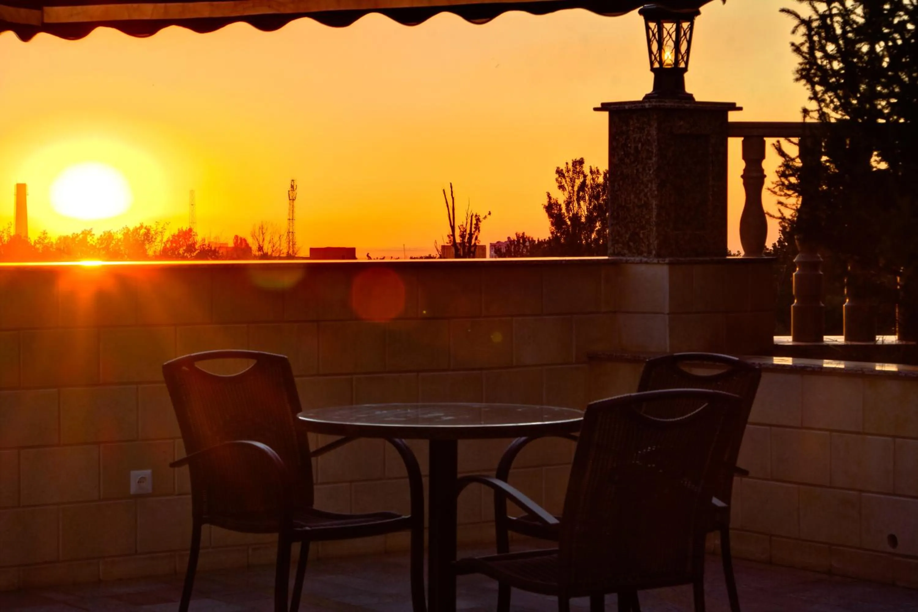 Restaurant/places to eat in Discovery Hotel