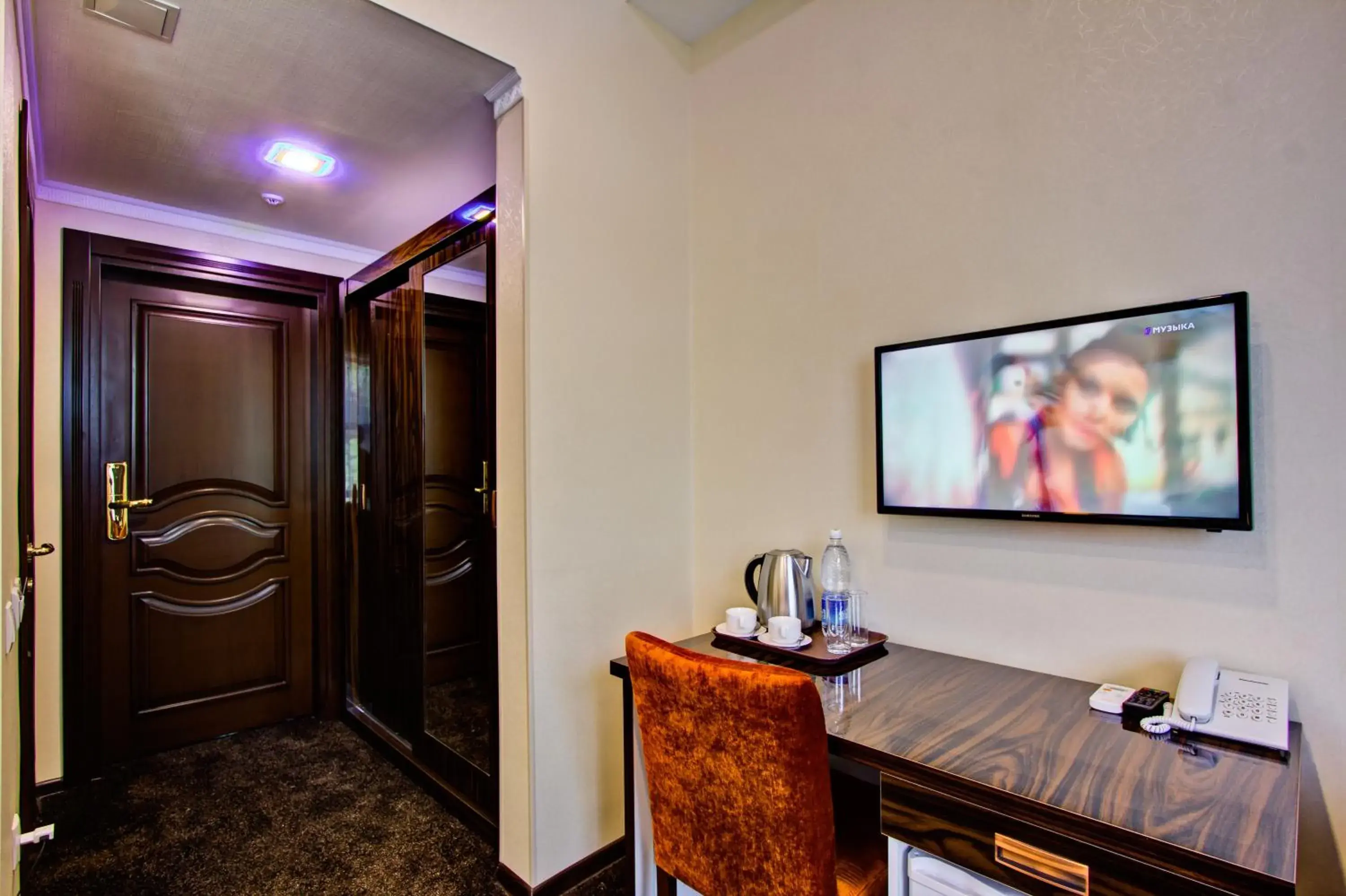 Standard Single Room in Discovery Hotel Standard Single Room in Discovery Hotel