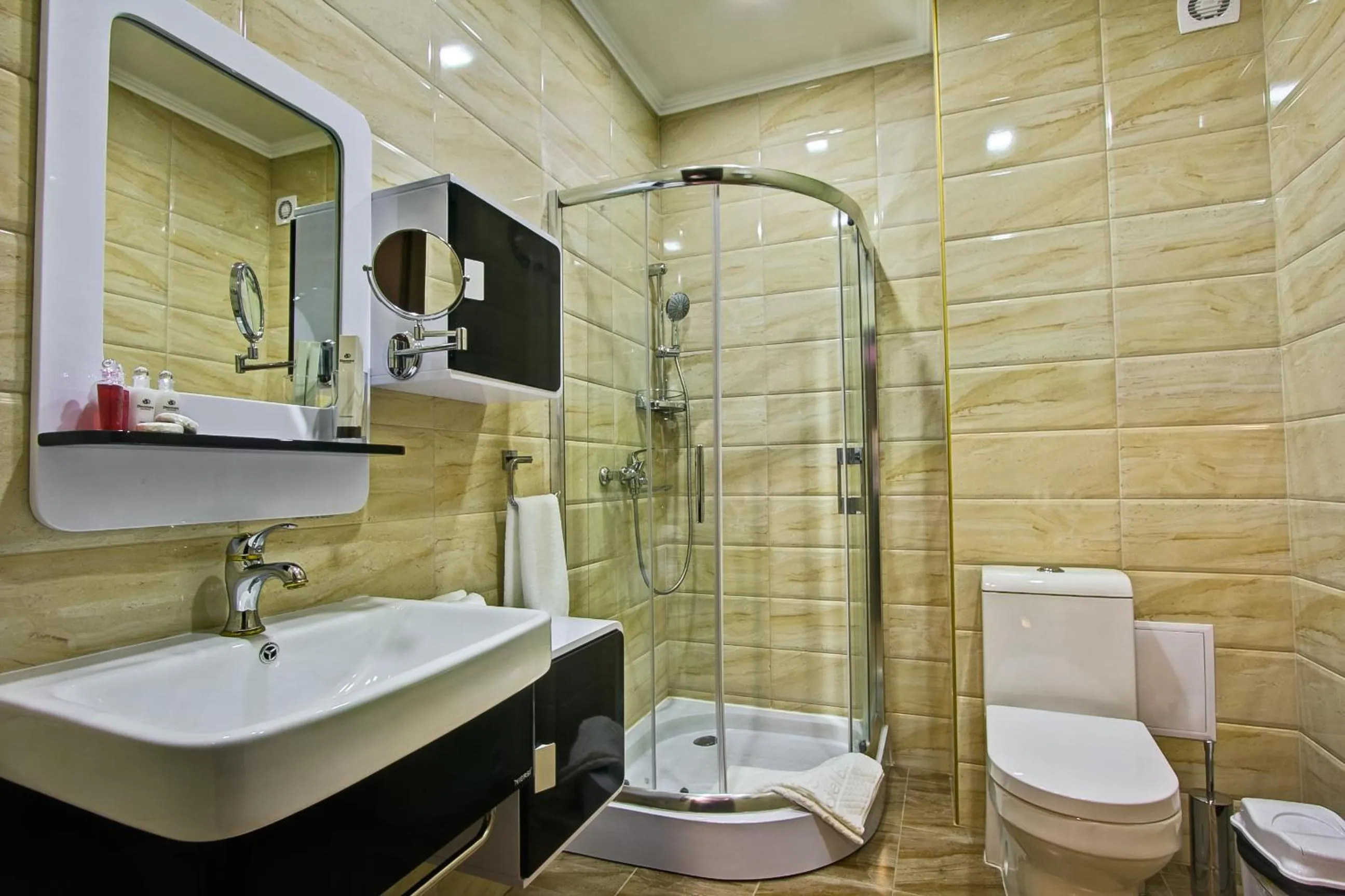 Photo of the whole room in Discovery Hotel