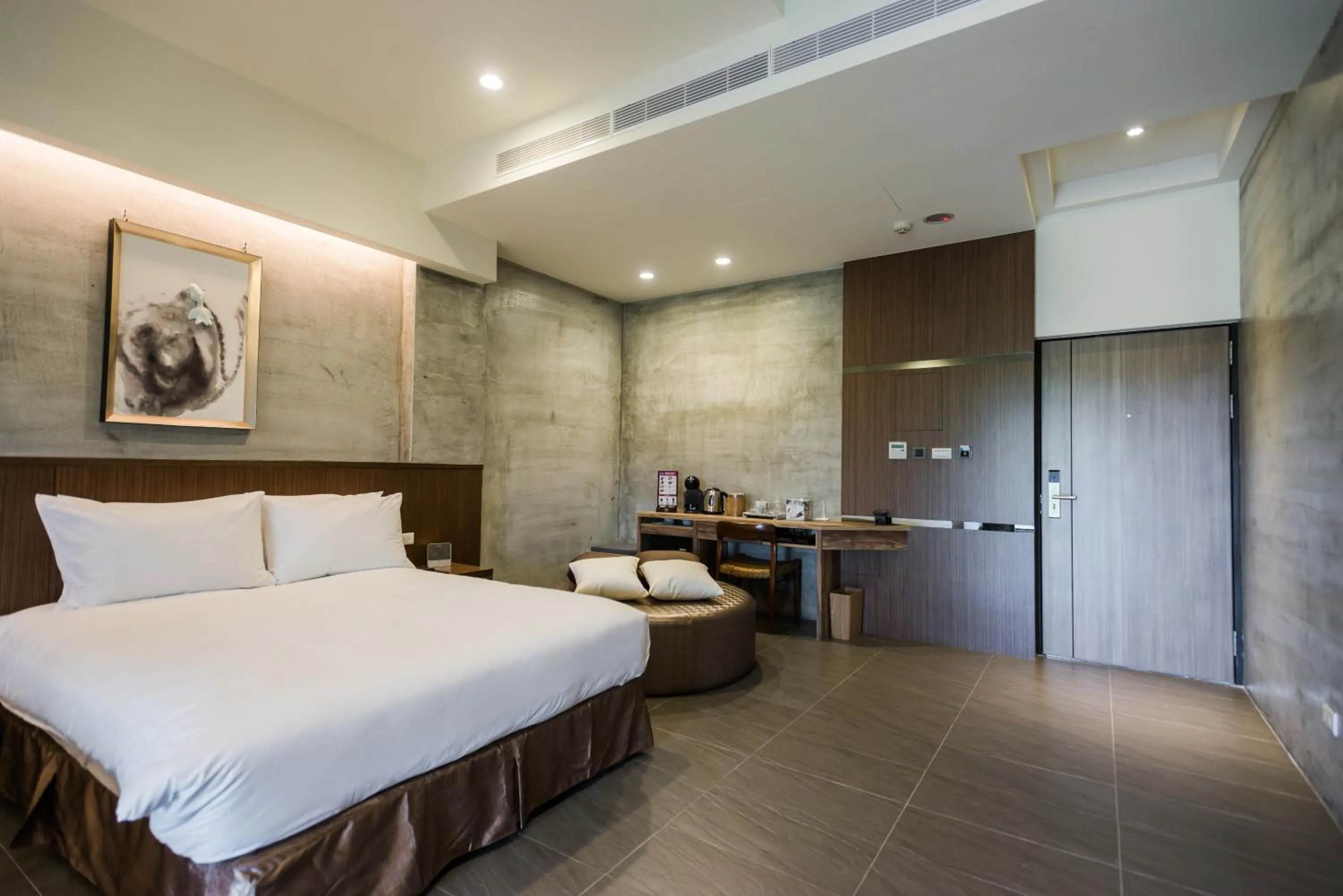 Bedroom, Bed in The Silence Manor