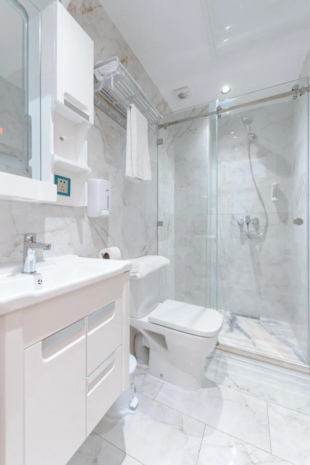 Shower in Spinoza House Appart Hôtel