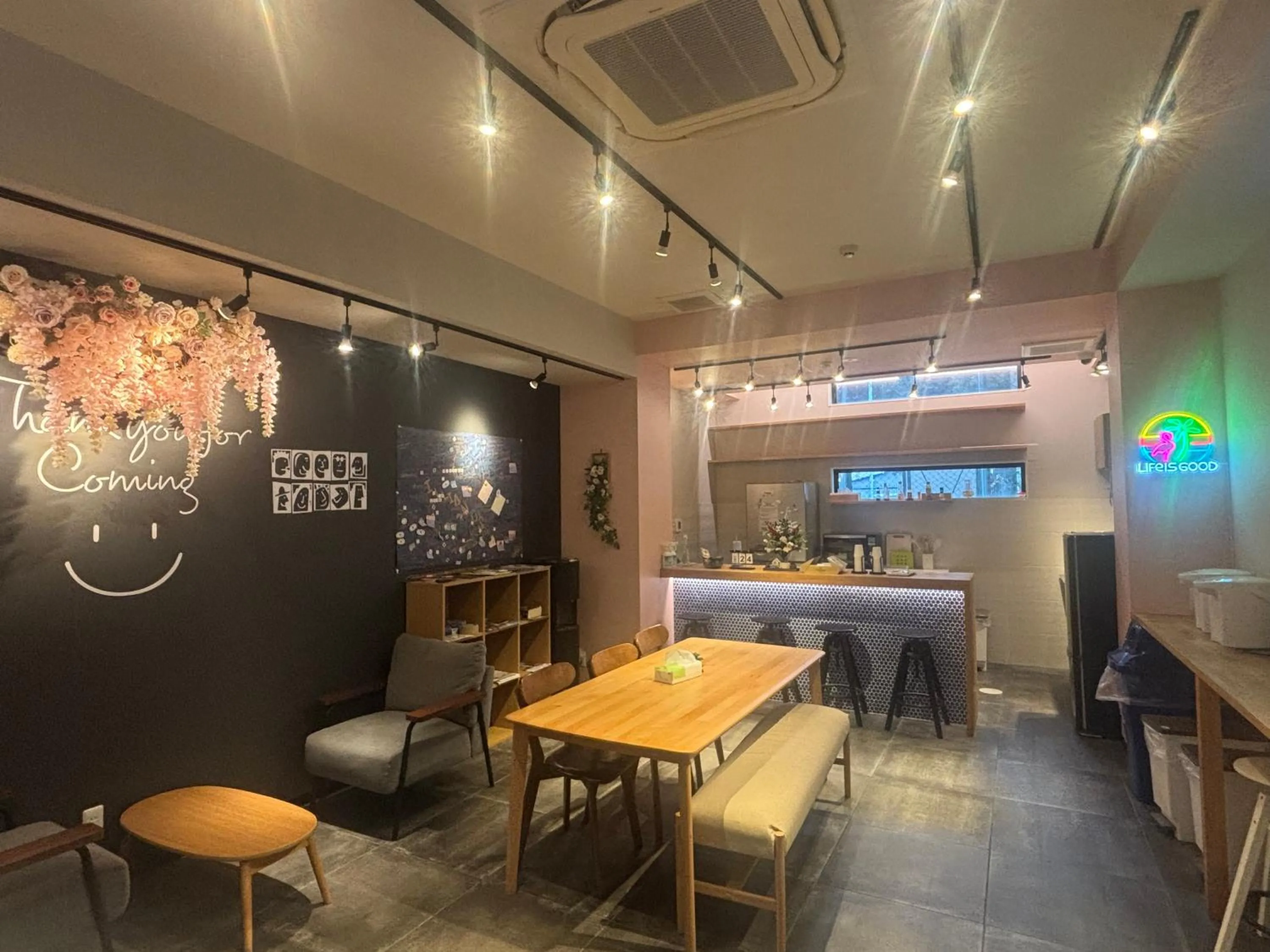 Communal lounge/ TV room in Hostel Hangout Best Value Near Kuromon Market & Namba