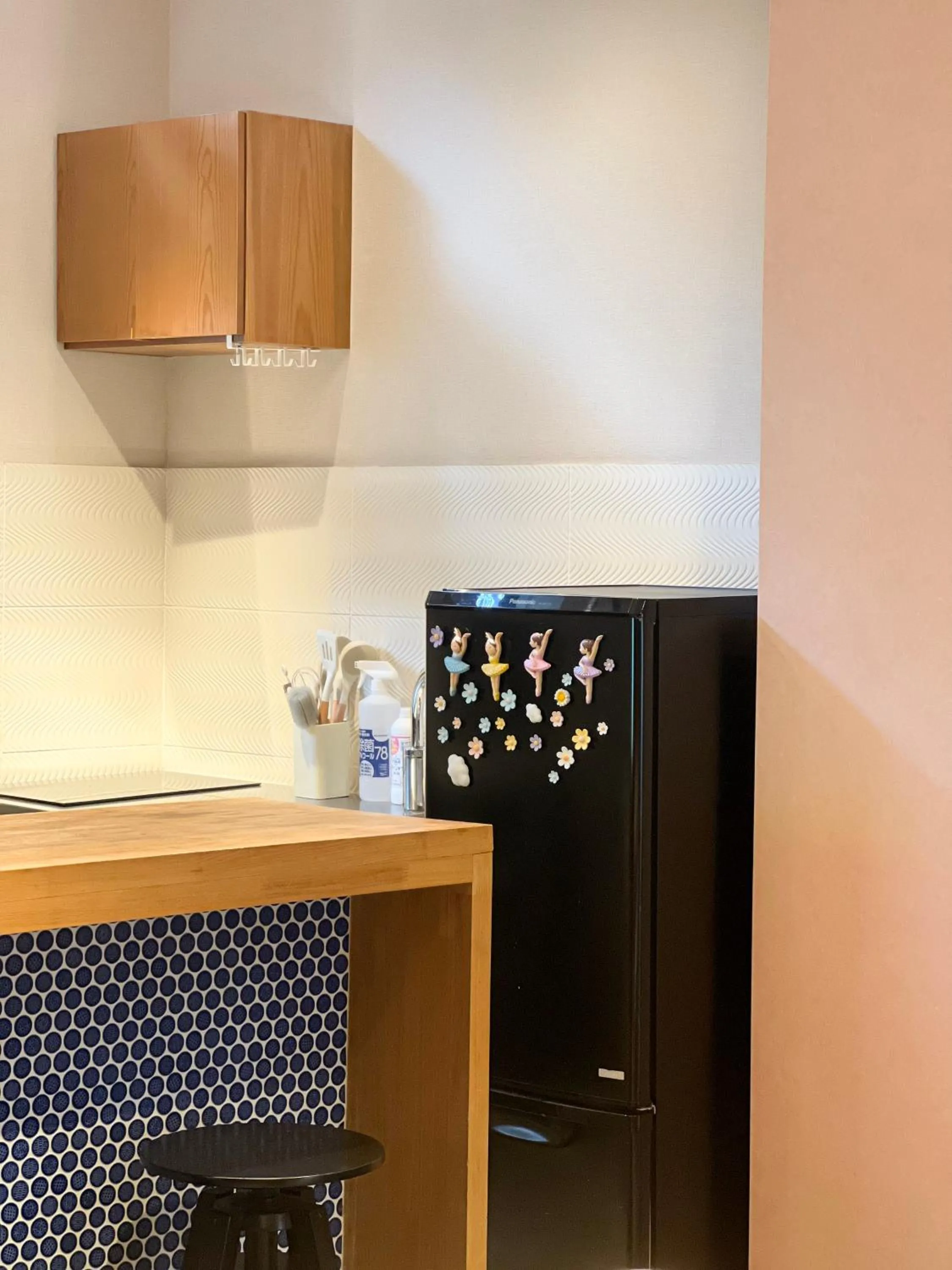 Communal kitchen in Hostel Hangout Best Value Near Kuromon Market & Namba