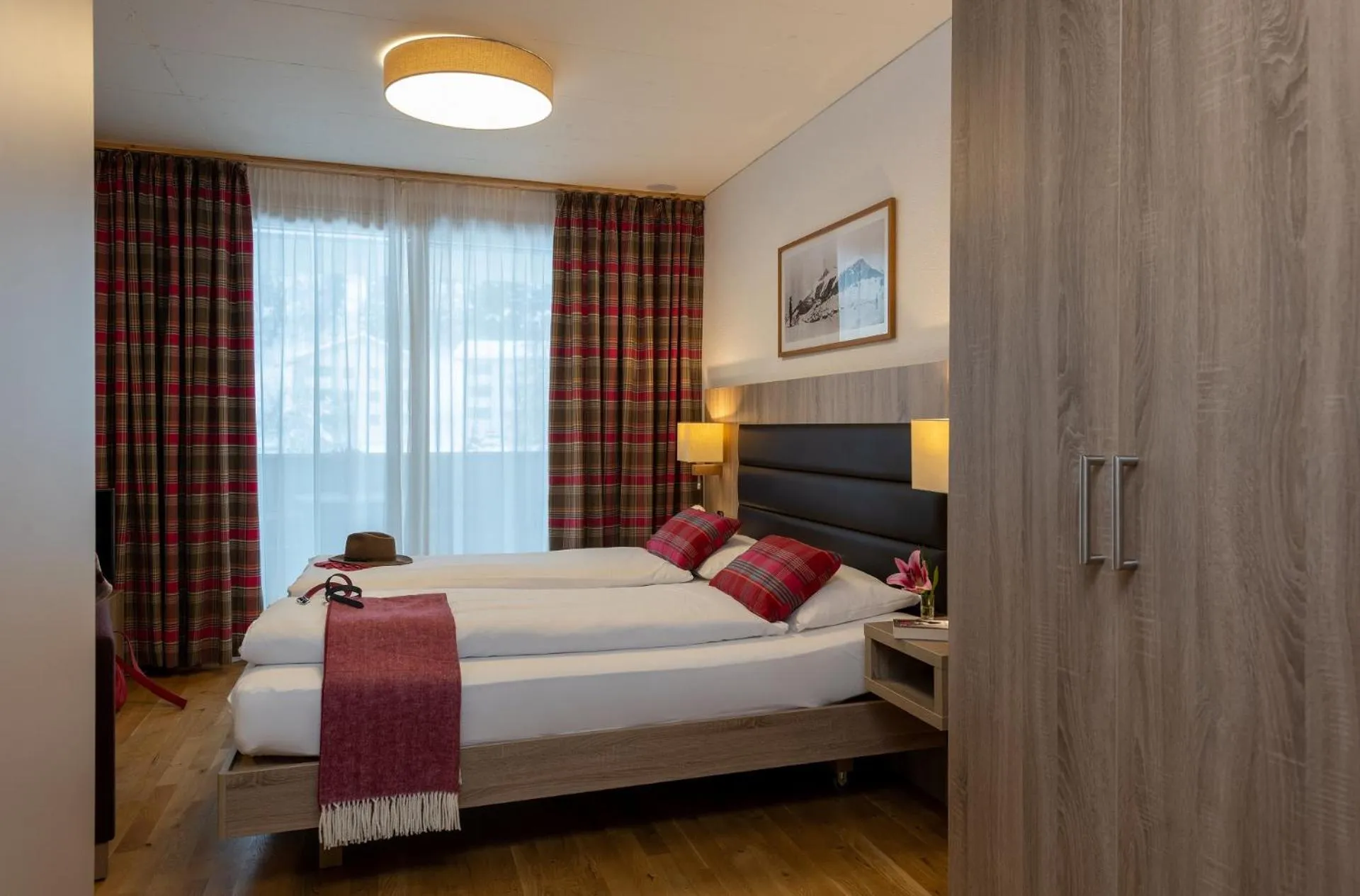 Living room, Bed in Pradas Resort Brigels