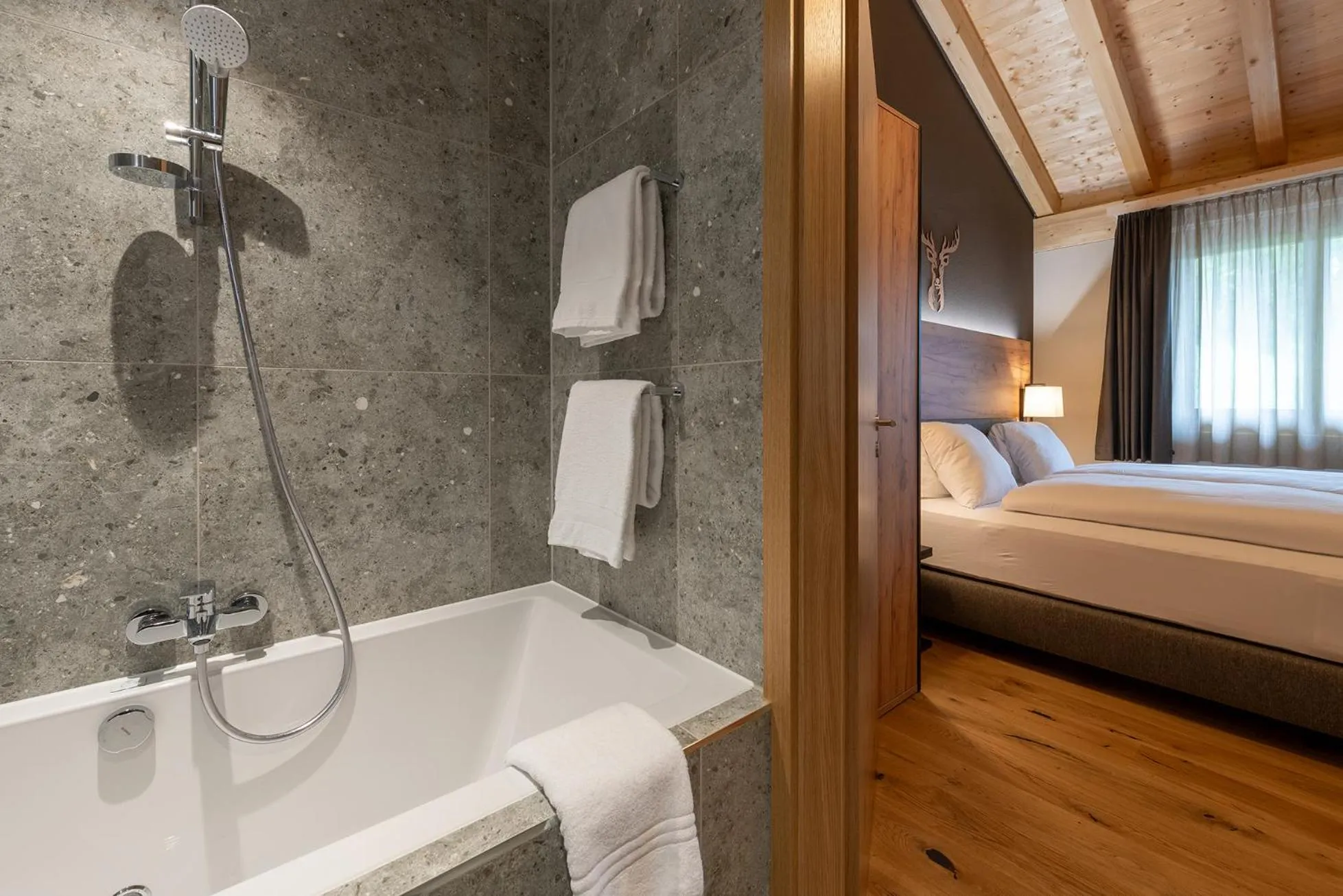 Shower, Bed in Pradas Resort Brigels