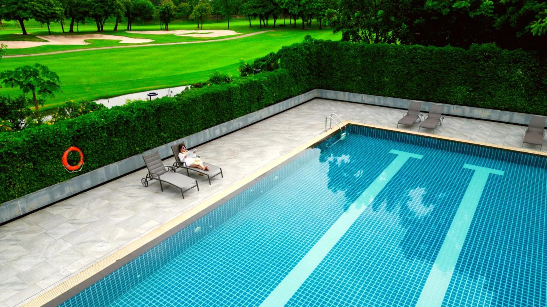 Swimming pool in Tinidee Hotel Bangkok Golf Club