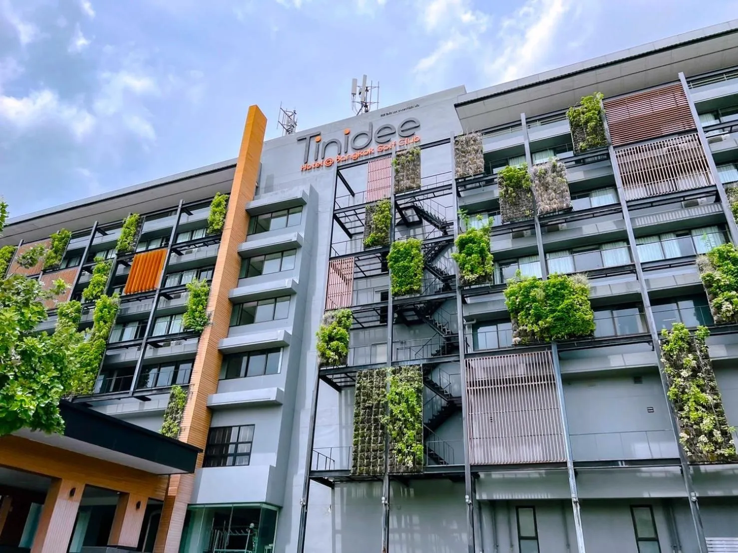 Property building in Tinidee Hotel Bangkok Golf Club