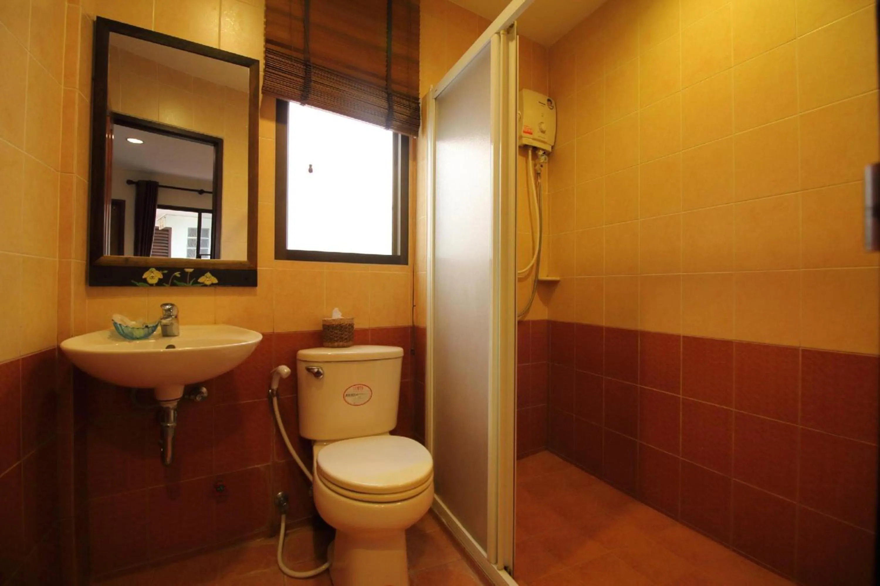 Bathroom in Pannee Lodge Khaosan - SHA Plus