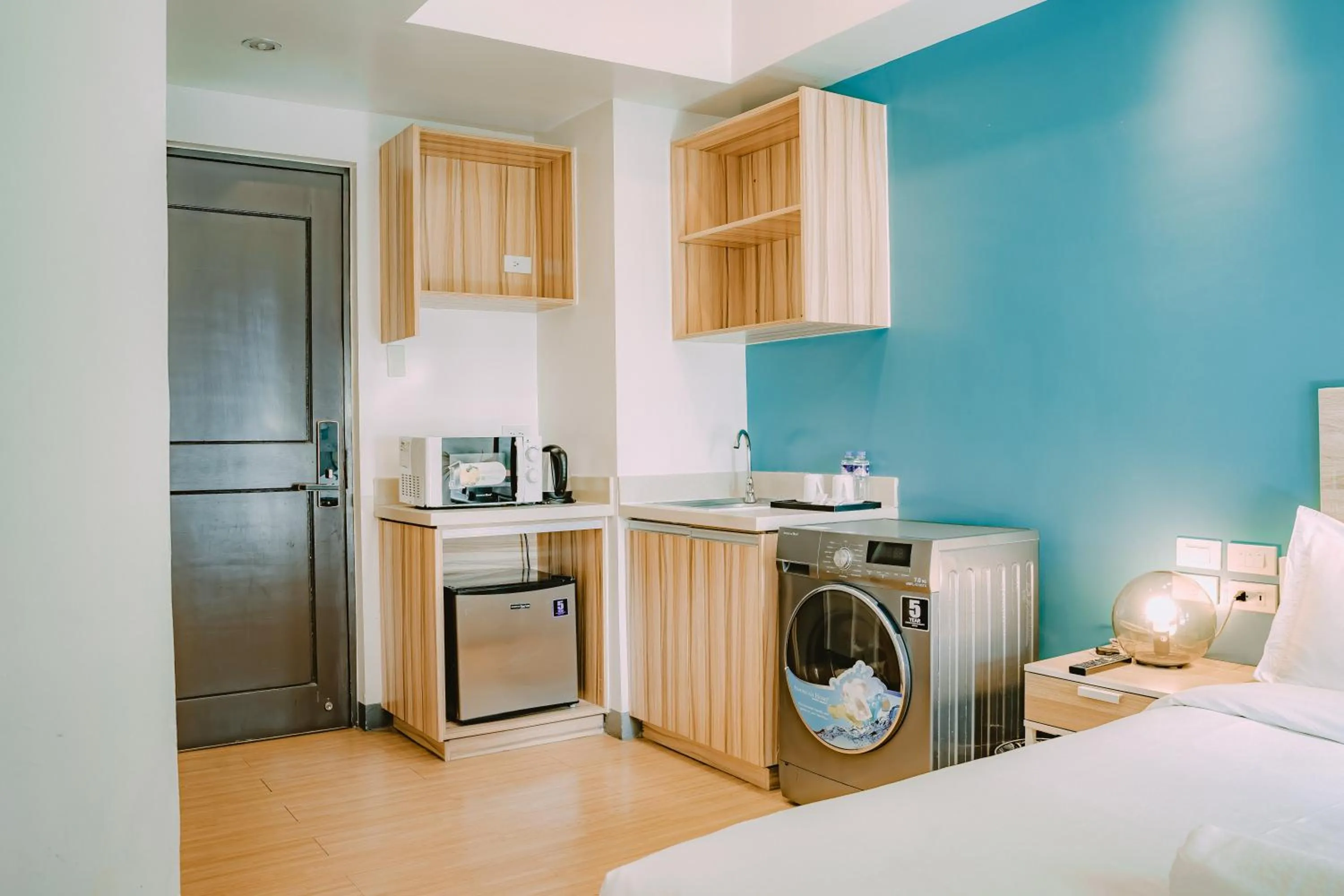 Kitchen or kitchenette, Bed in I Suites Hotel Malate