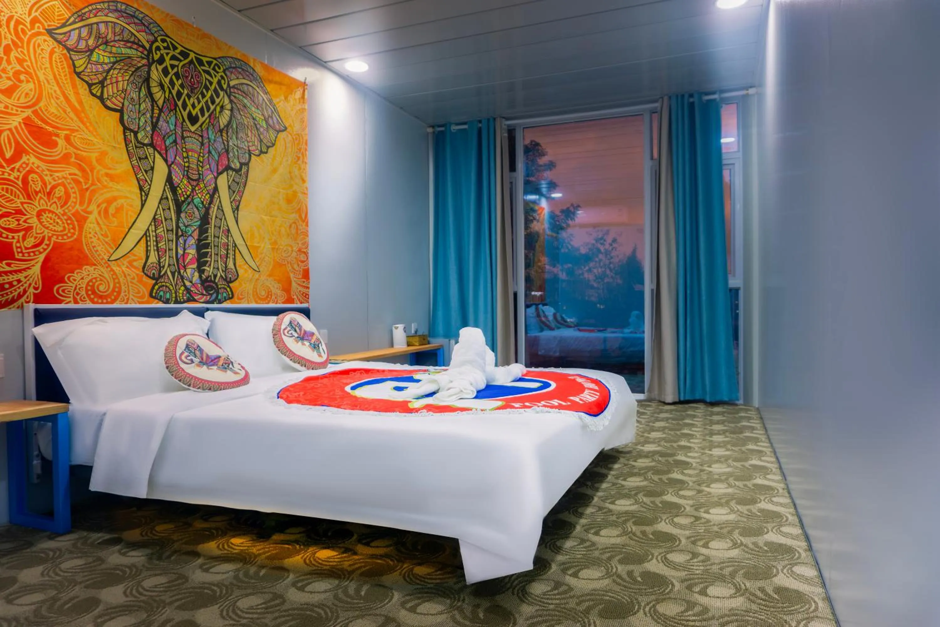 Photo of the whole room, Bed in Pool Party Hotel