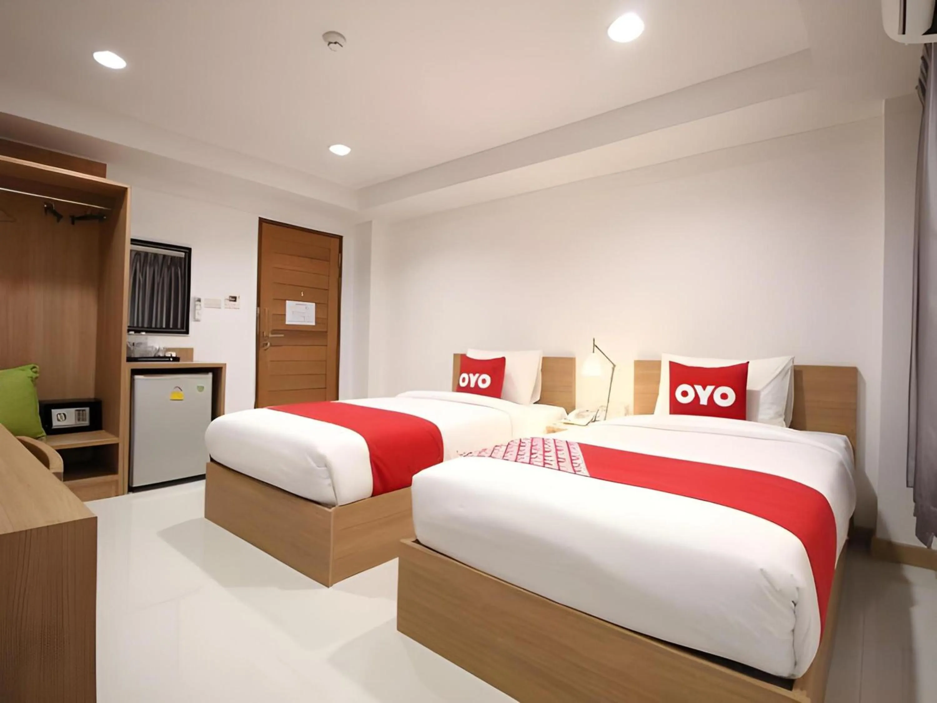 Photo of the whole room, Bed in Super OYO 484 Pannee Residence Khaosan Sha Plus