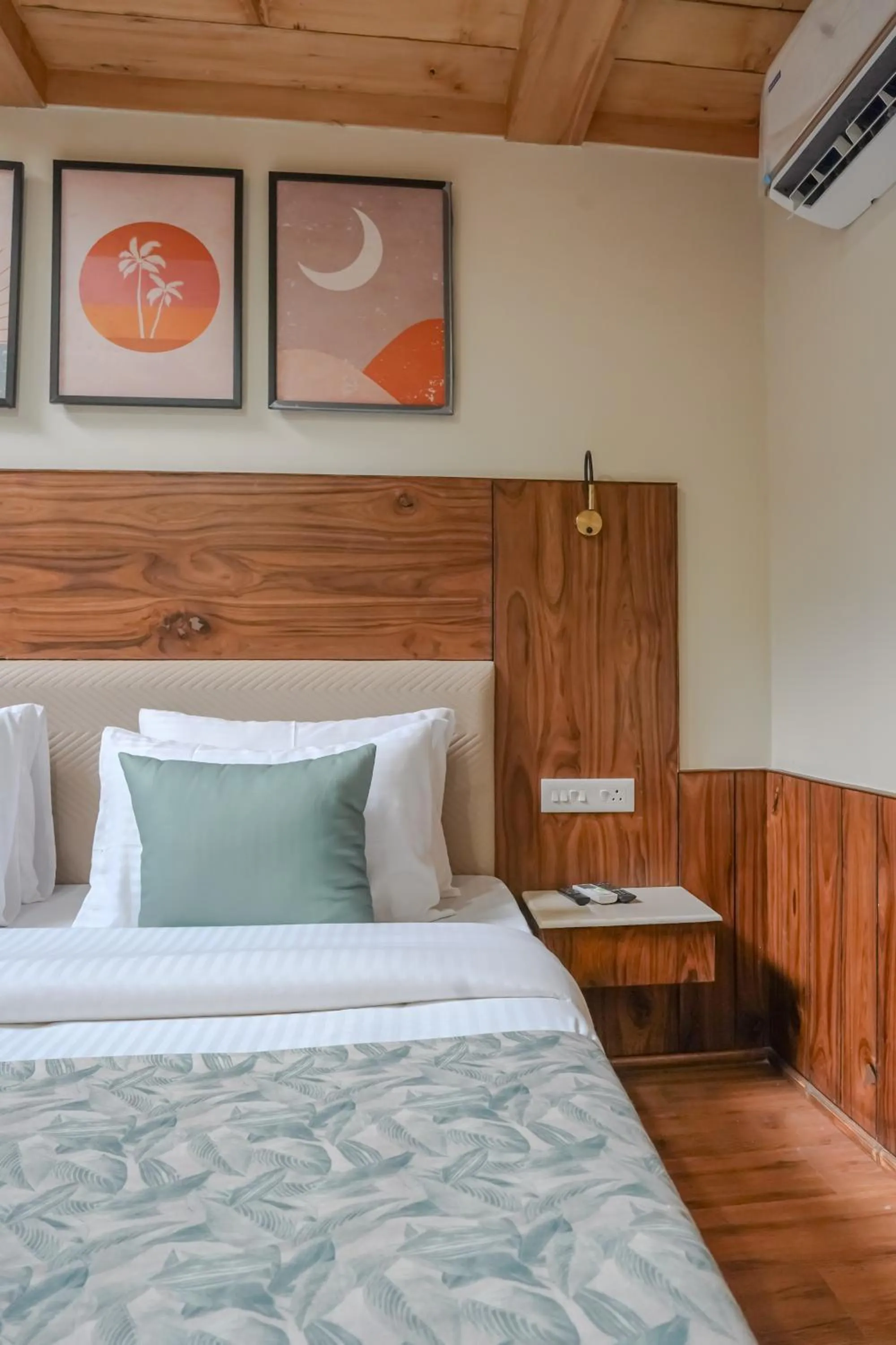 Photo of the whole room, Bed in North Deodar Resort, Kasol