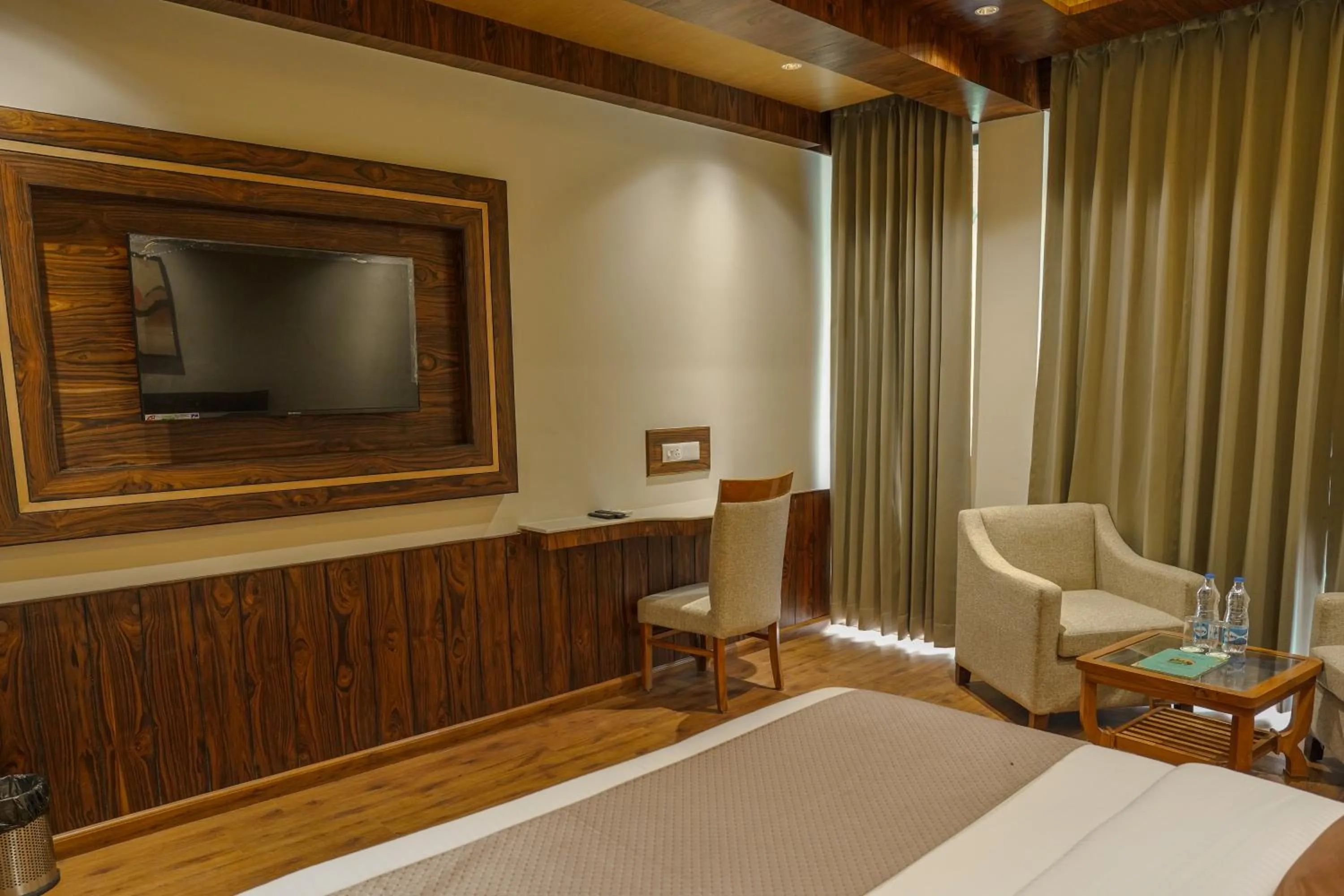 TV and multimedia, Bed in North Deodar Resort, Kasol