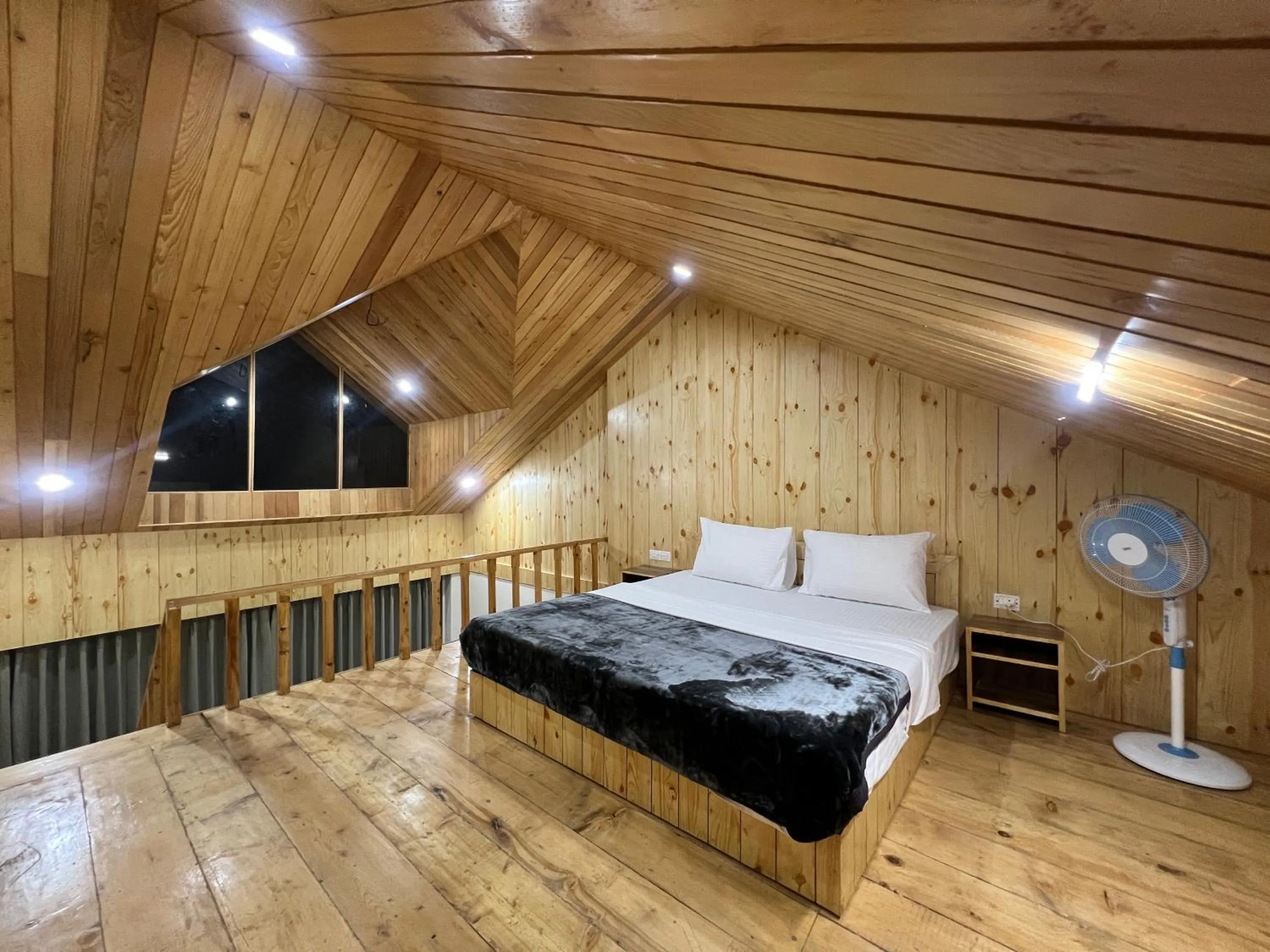 Photo of the whole room, Bed in North Deodar Resort, Kasol