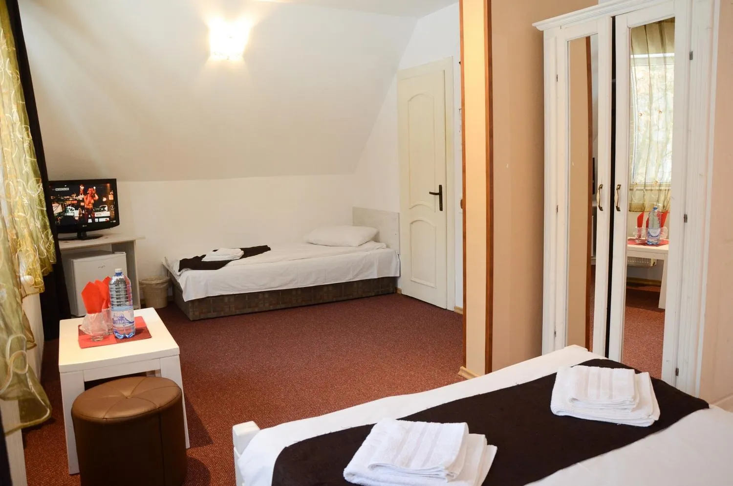 Photo of the whole room, Bed in Pensiunea Happy Inn