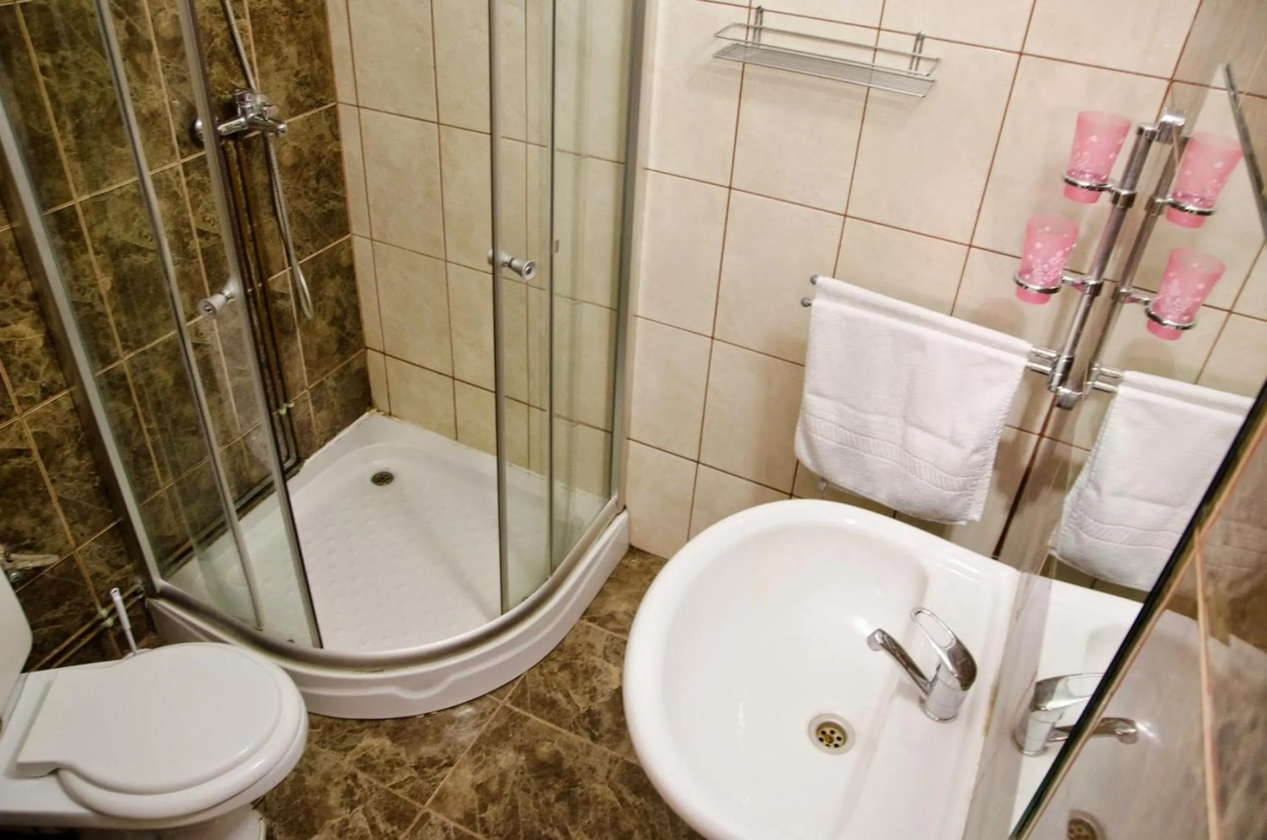 Shower in Pensiunea Happy Inn