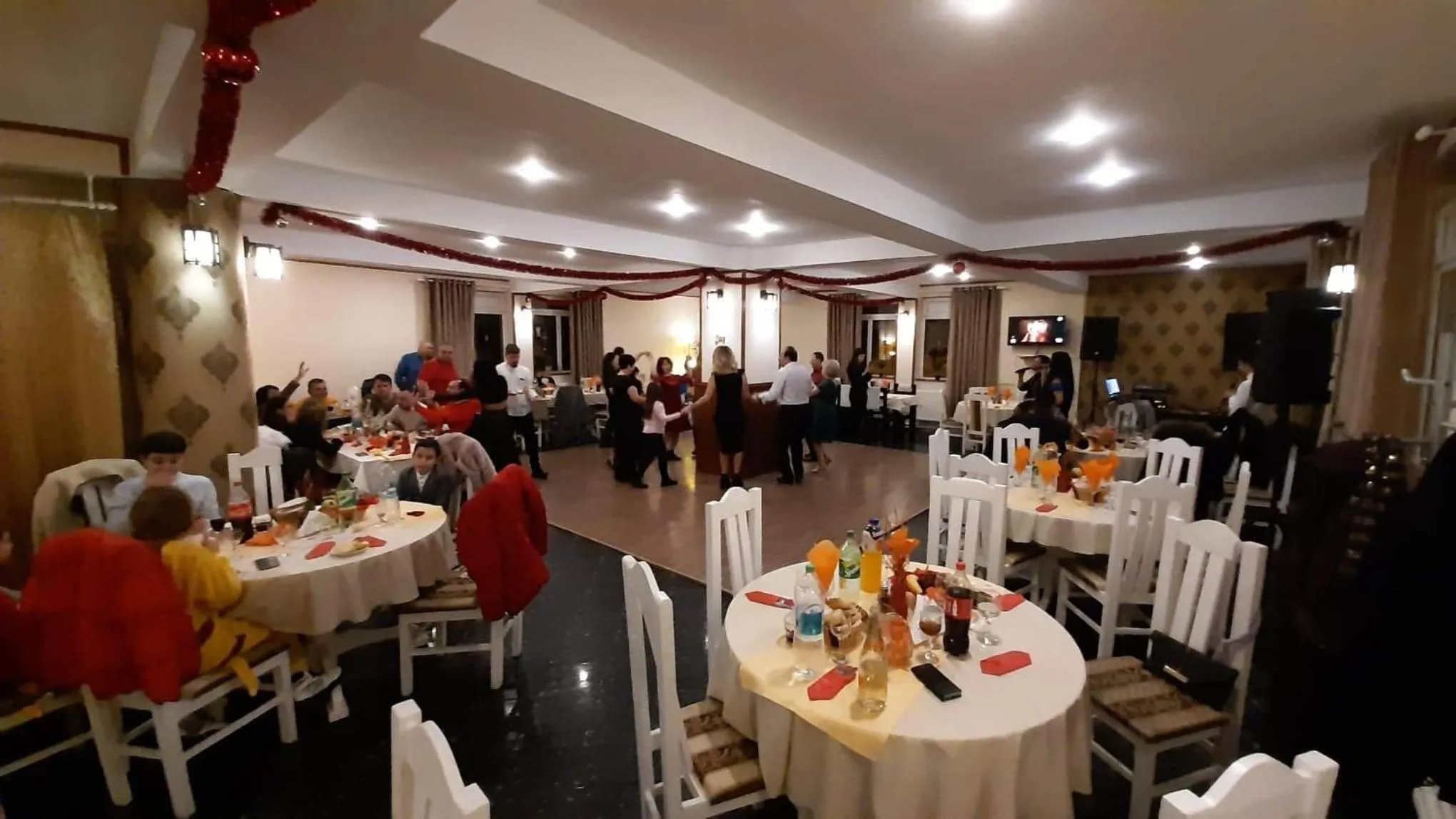 Restaurant/places to eat in Pensiunea Happy Inn